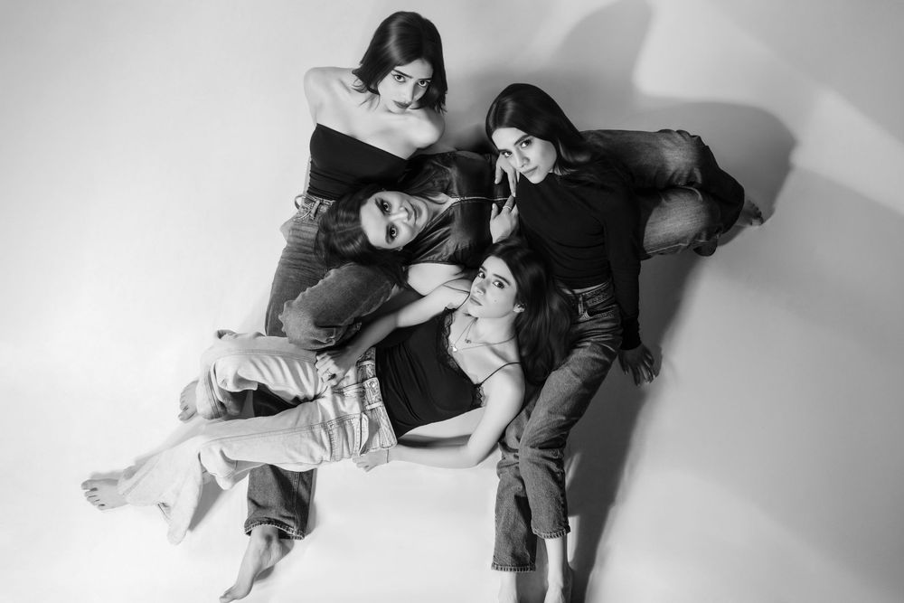 Retrato familiar artístico con perspectiva creativa en blanco y negro. Sesiones fotográficas familiares premium en estudio en Coyoacán