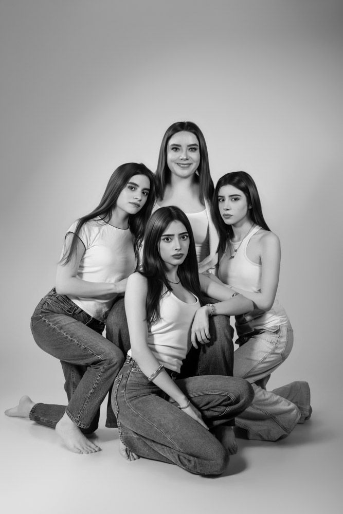 Retrato de estudio familiar clásico y atemporal en blanco y negro. Sesión de fotos exclusiva para familias en Coyoacán Centro