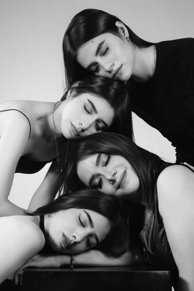 Sesión fotográfica familiar premium en estudio con estética minimalista en blanco y negro. Fotografía de retrato de autor por Diana Macías