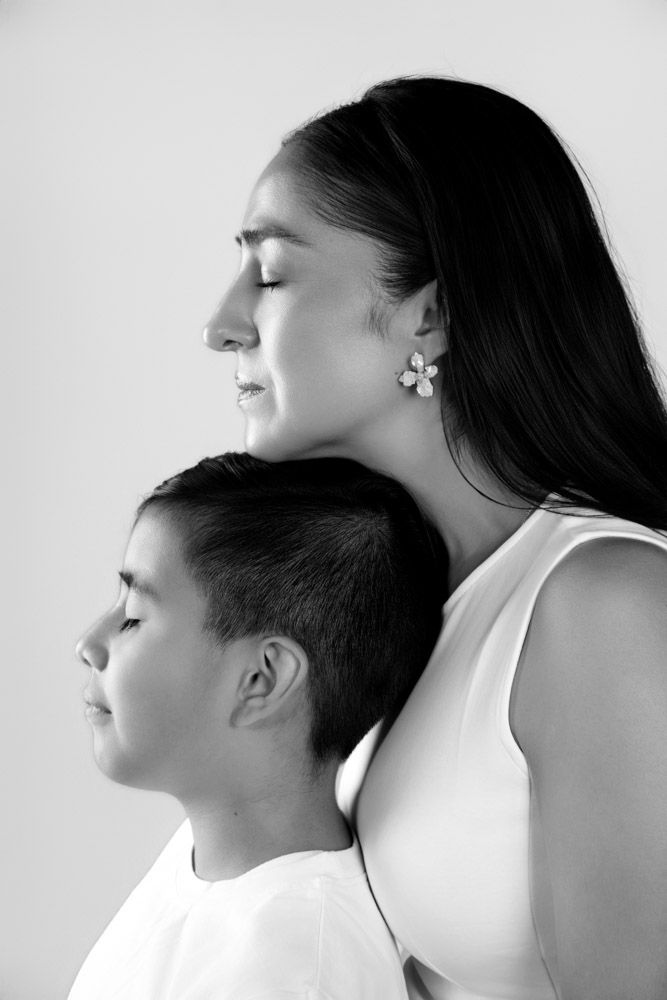 Fotografía de retrato de maternidad e infancia con un enfoque minimalista en blanco y negro. Sesiones de fotos familiares de autor, Coyoacán
