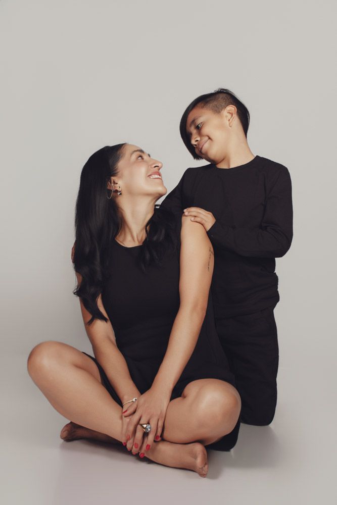 Retrato artístico de madre e hijo con un enfoque íntimo y emotivo. Fotografía de autor premium  en Coyoacán Centro. Sesión familiar premium