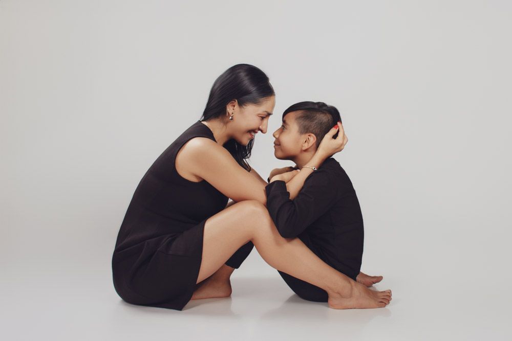 Retrato artístico de madre e hijo con un enfoque íntimo y emotivo. Fotografía de autor premium  en Coyoacán Centro. Sesión familiar premium