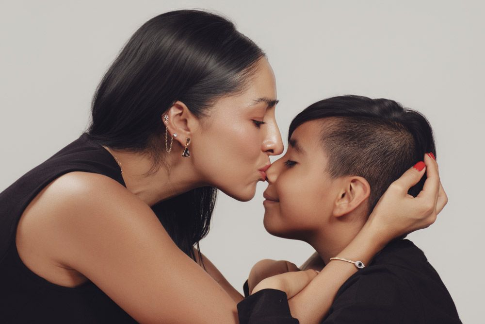 Retrato artístico de madre e hijo con un enfoque íntimo y emotivo. Fotografía de autor premium  en Coyoacán Centro. Sesión familiar premium