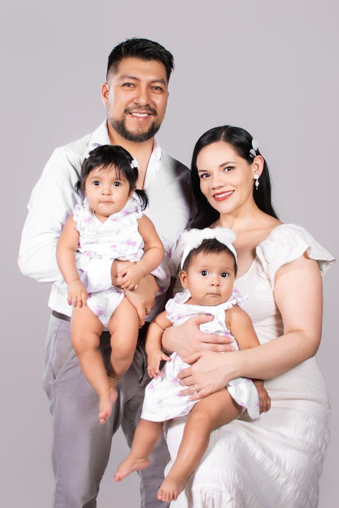 Retrato de familia con bebé recién nacido. Sesiones fotográficas premium y de bebés en el sur de la CDMX
