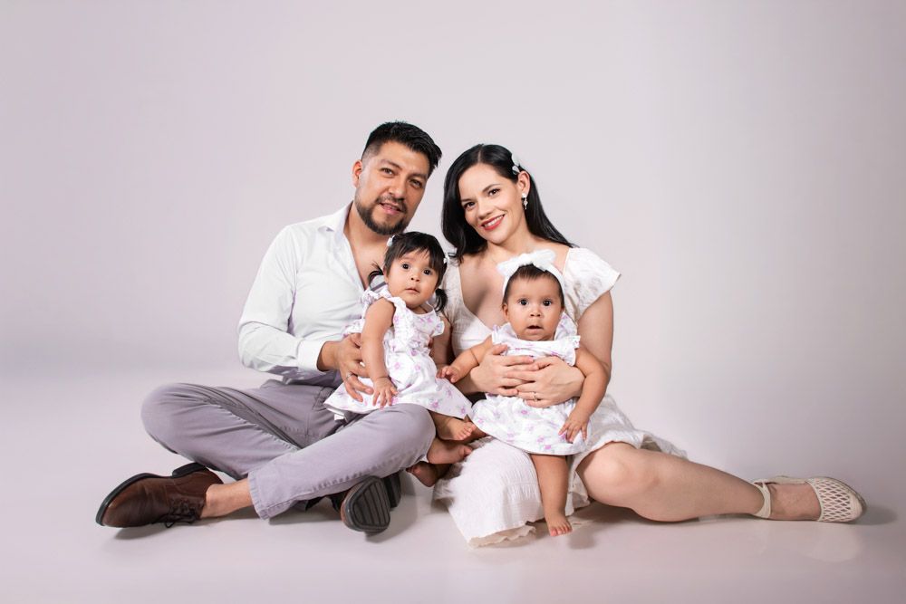 Fotografía familiar premium en estudio con estética limpia. Sesión de fotos de autor exclusiva en el sur de la CDMX