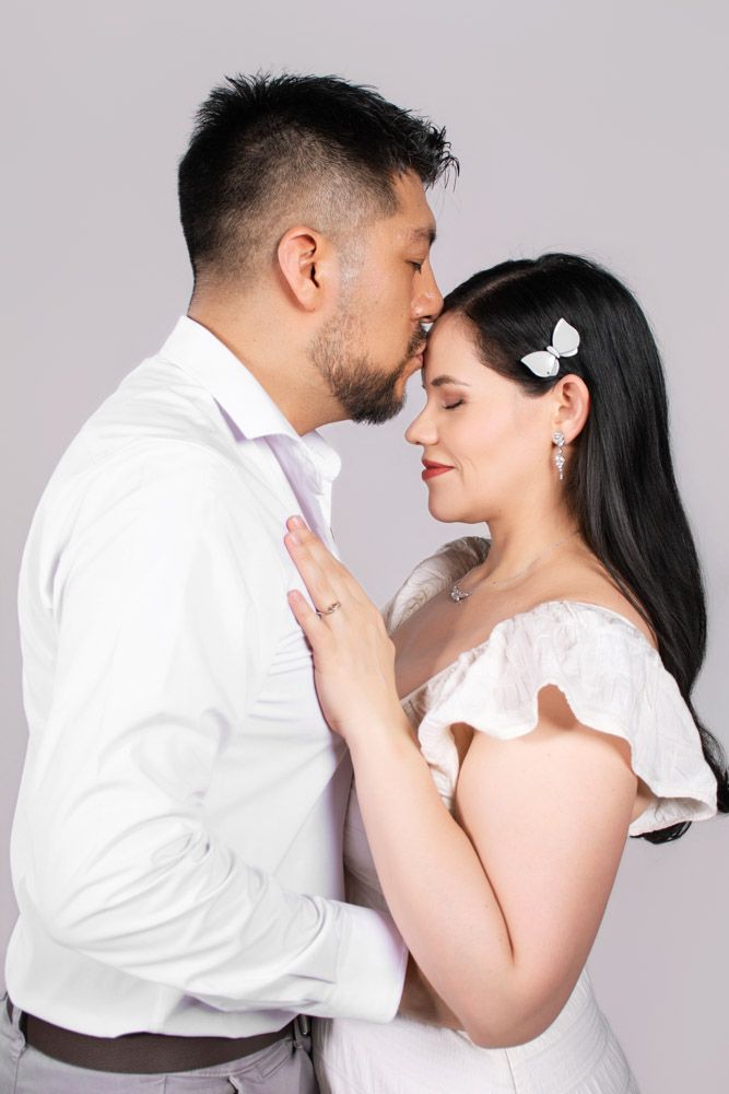 Retrato de pareja artístico con iluminación fina. Sesión fotográfica de autor premium en Coyoacán por Diana Macías