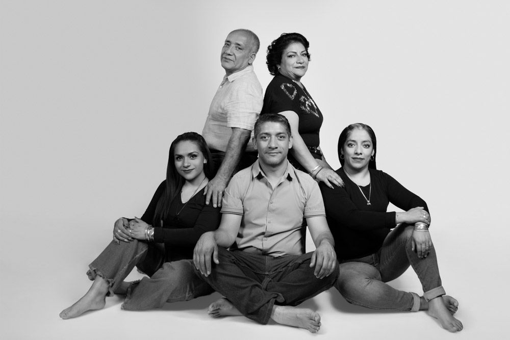 Fotografía de estudio para familias modernas en blanco y negro. Recuerdos familiares atemporales en Coyoacán Centro.