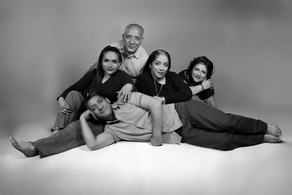 Retrato familiar creativo en blanco y negro. Sesiones fotográficas familiares premium en estudio en el sur de la CDMX