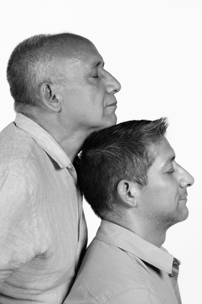 Fotografía artística de retrato masculino en blanco y negro. Sesión de fotos de autor en estudio en Coyoacán por Diana Macías.
