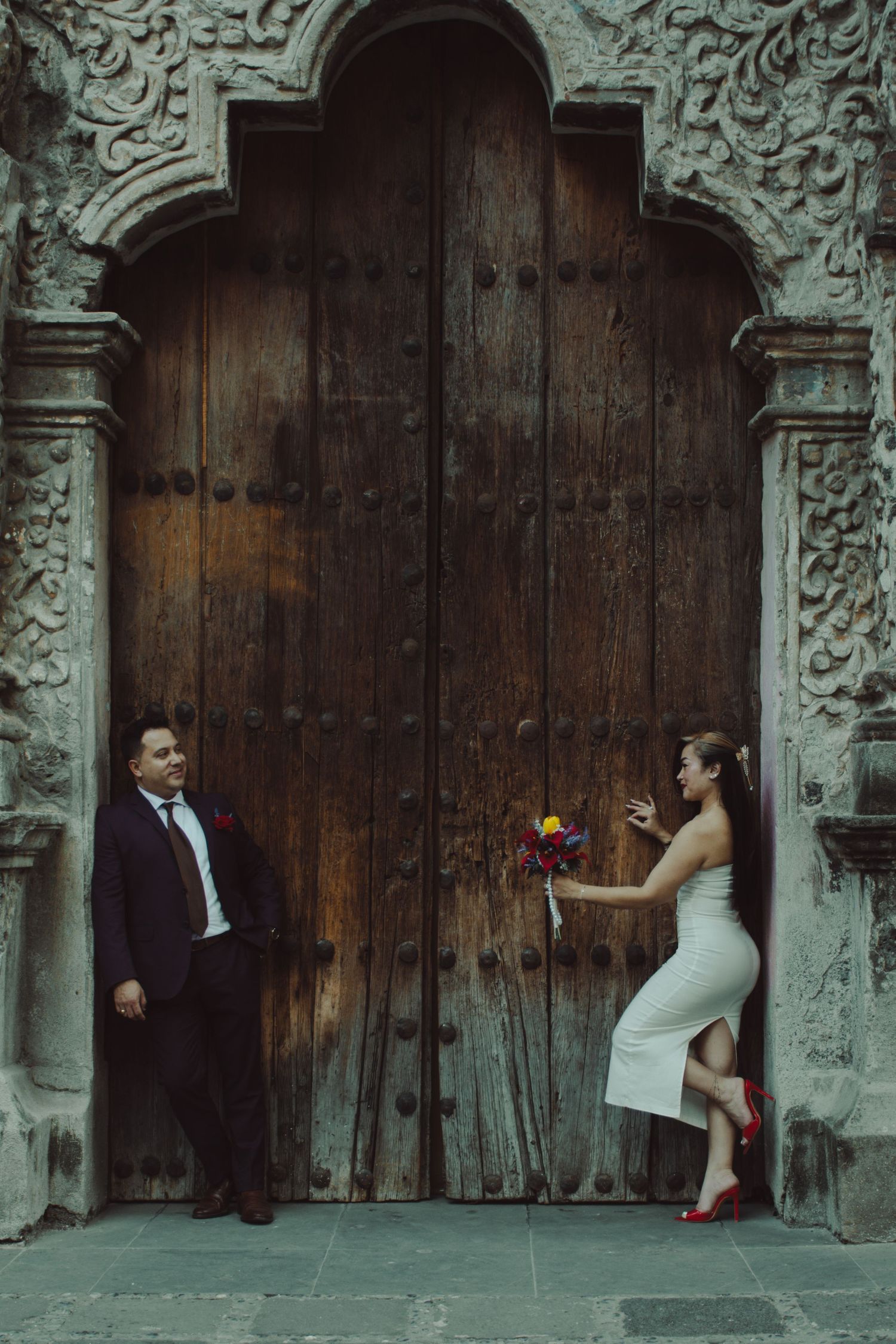 Retrato editorial en locación histórica y fotografía de bodas exclusiva en Ciudad de México.