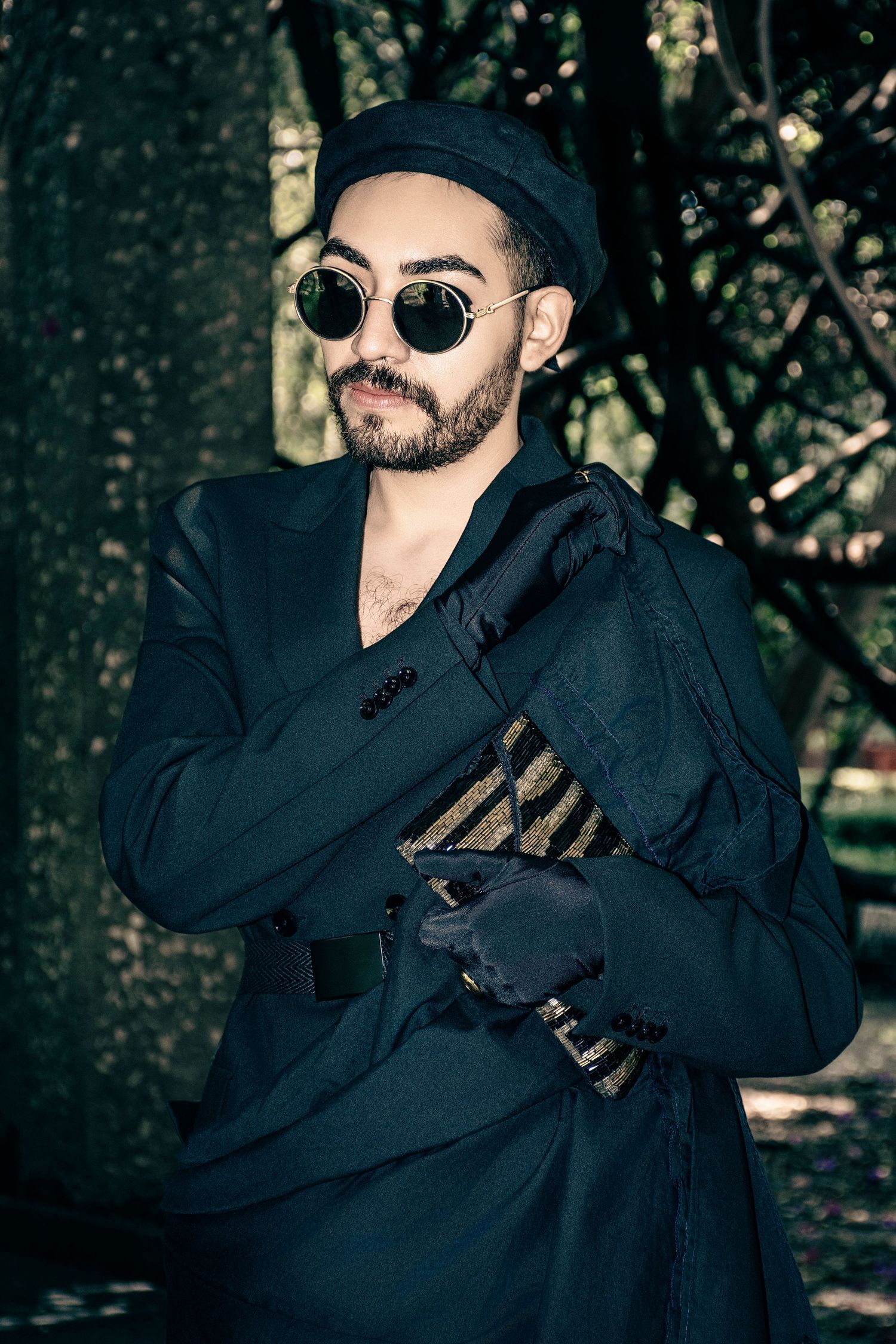 Retrato artístico masculino de estilo avant-garde con dirección de posado y estilismo profesional.