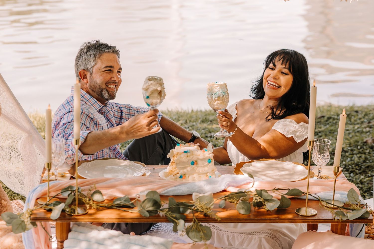 A houston couple celebrating their gender reveal with a picnic at a Hermann Park in Houston while a Houston photographer captures the moment