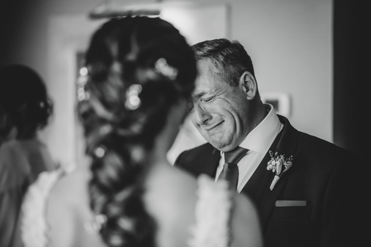 Padre emocionado al ver a su hija vestida de novia durante los preparativos de una boda en Asturias.