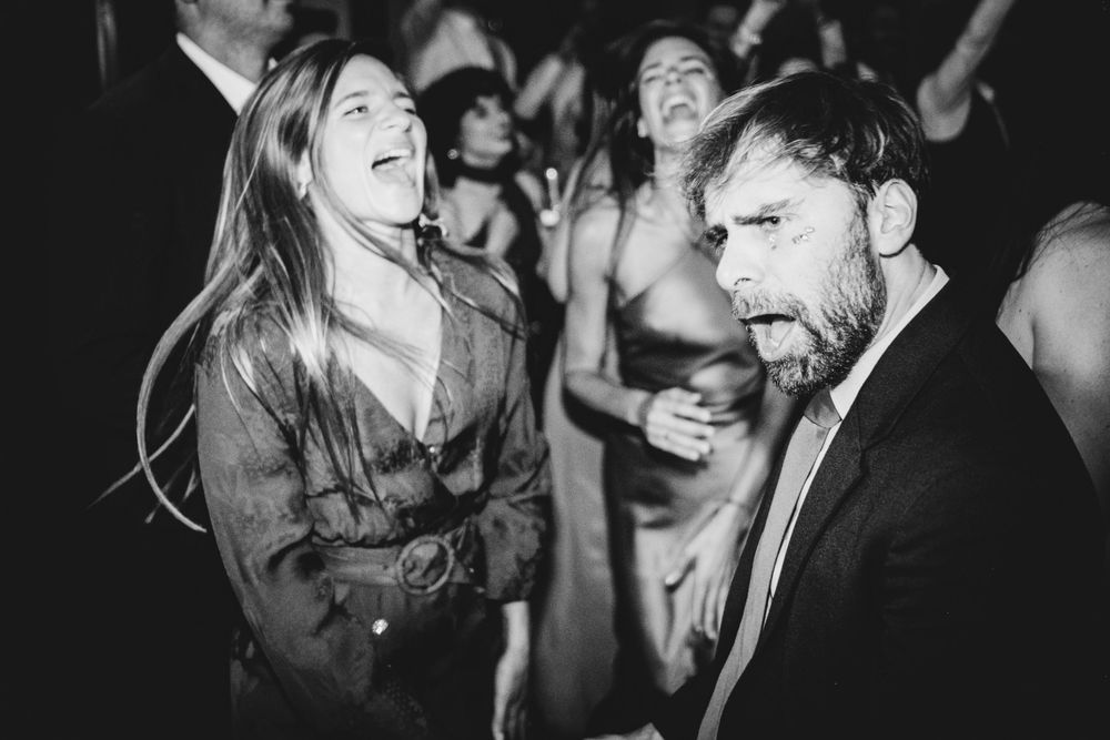 Invitados disfrutando y cantando durante la fiesta de una boda en Asturias