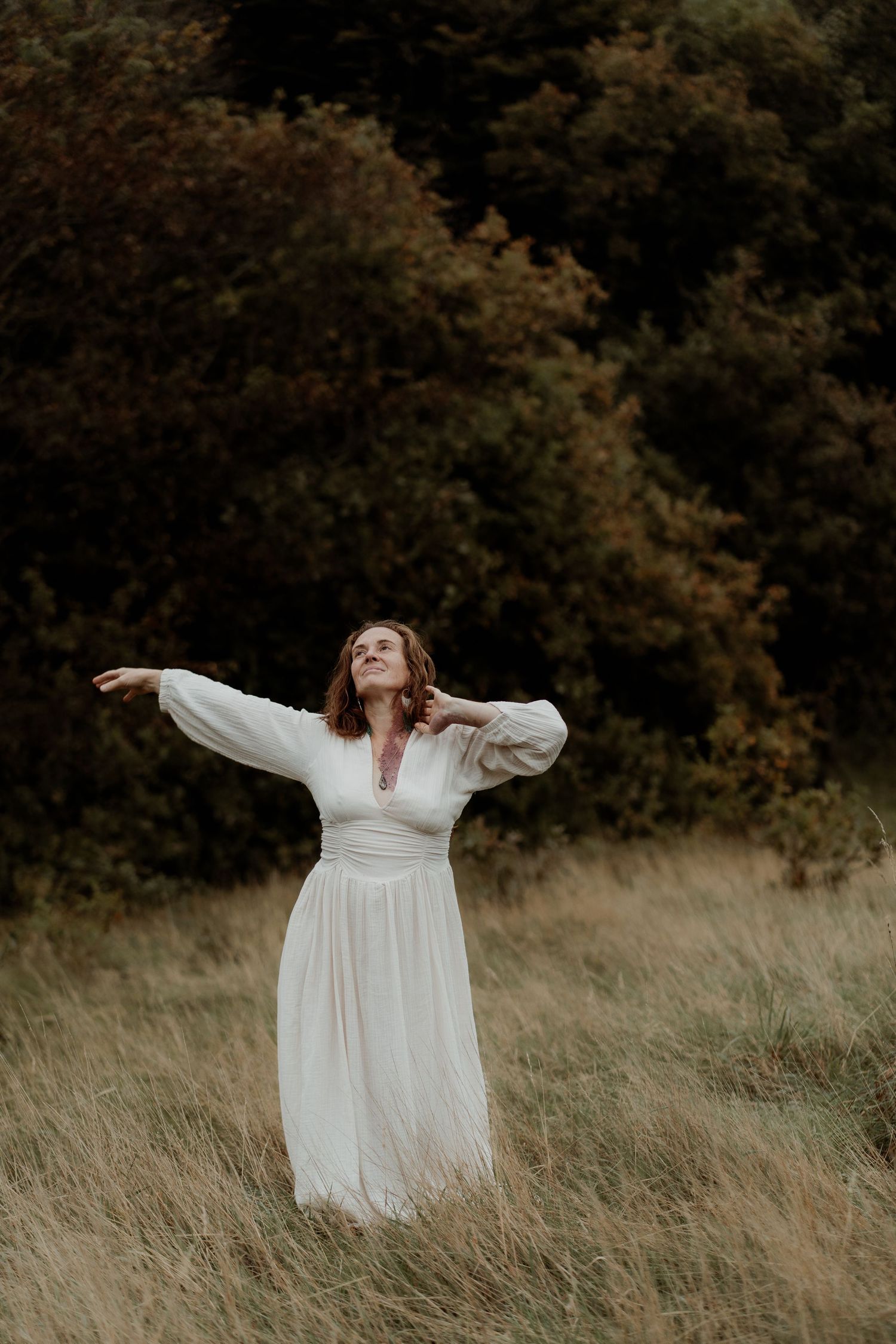fotoshoot-vrouw-empowerment-bos-herfst