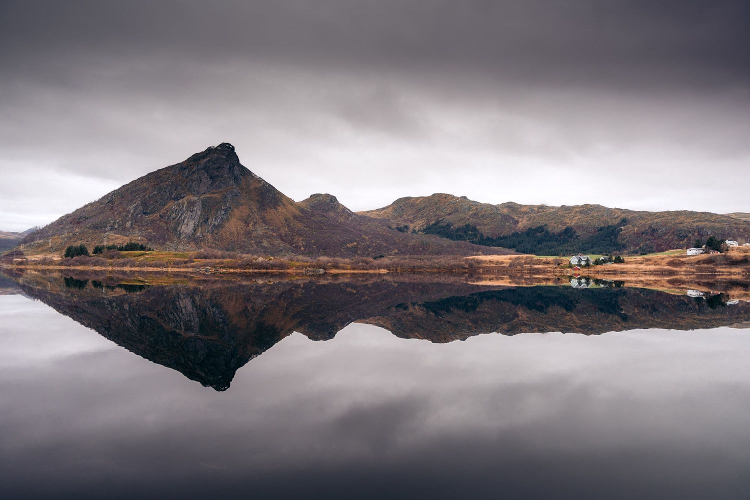 relfet lac lofoten automne