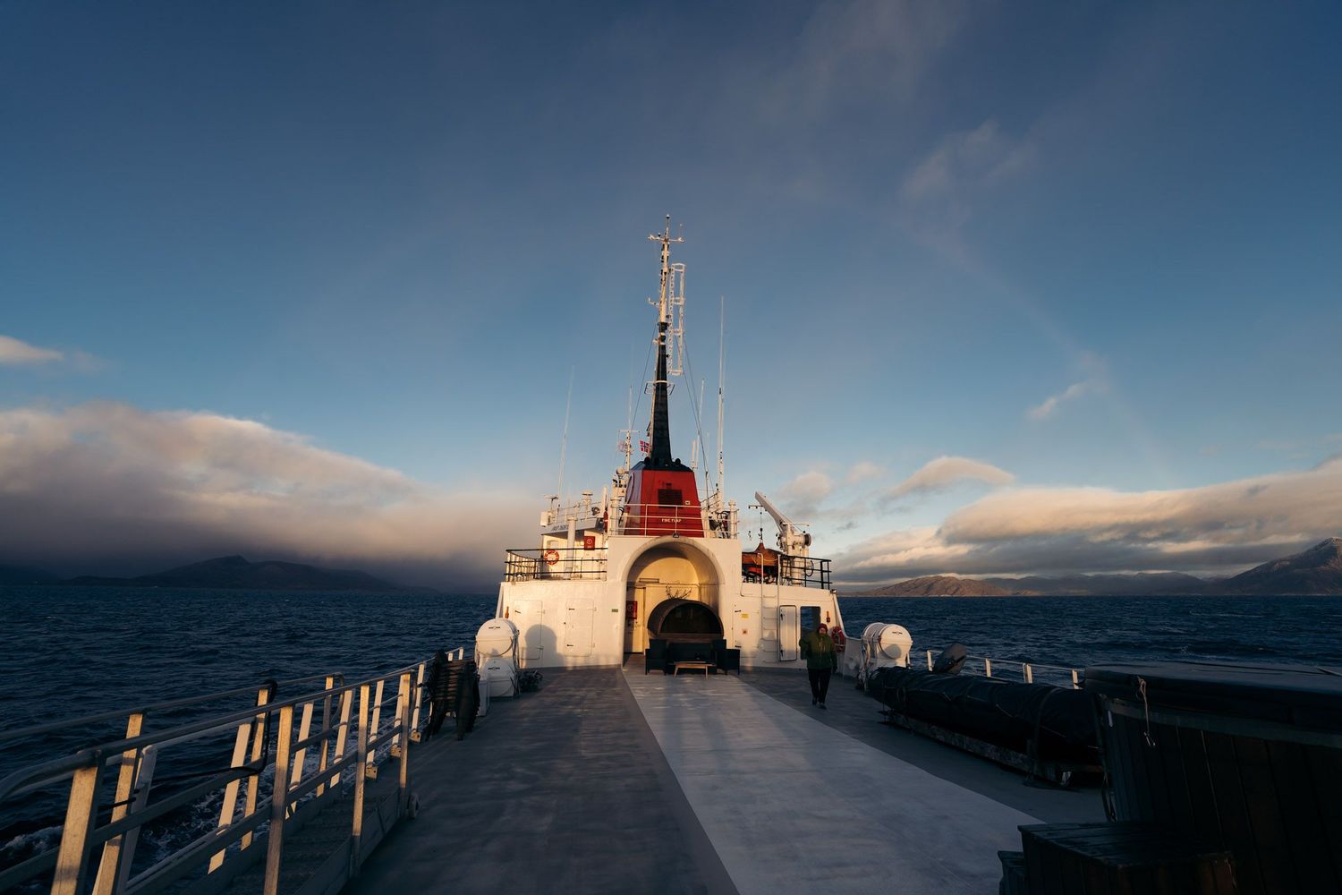 pont du bateau polarfront au milieu de la mer avec un arc-en-ciel