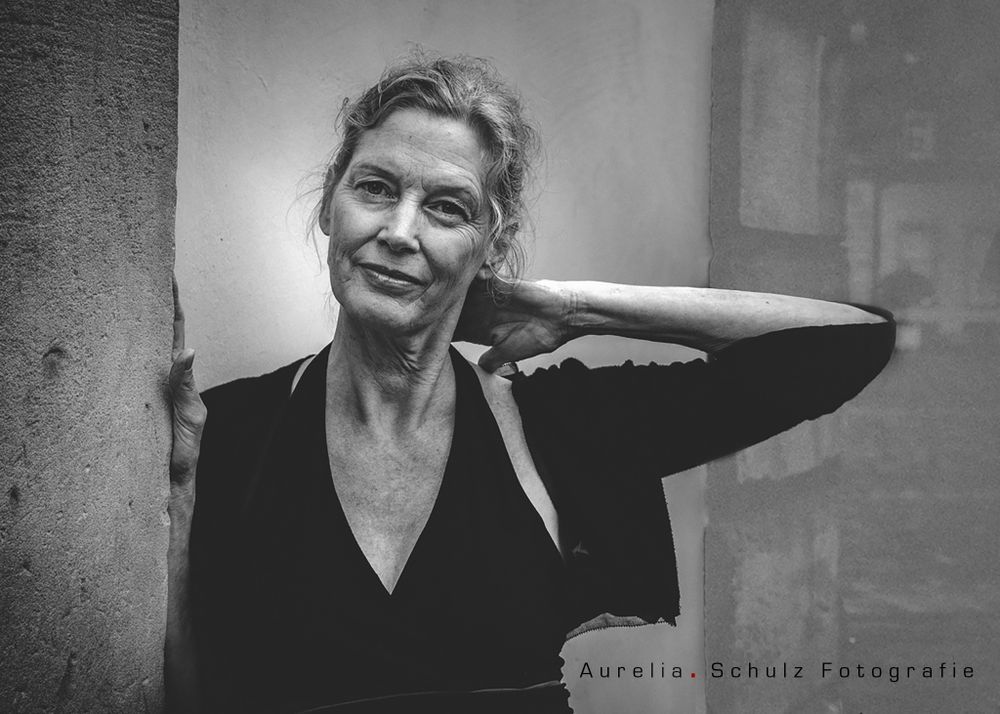 Künstlerisches Portrait in schwarz weiss einer Frau in einem schwarzen Kleid