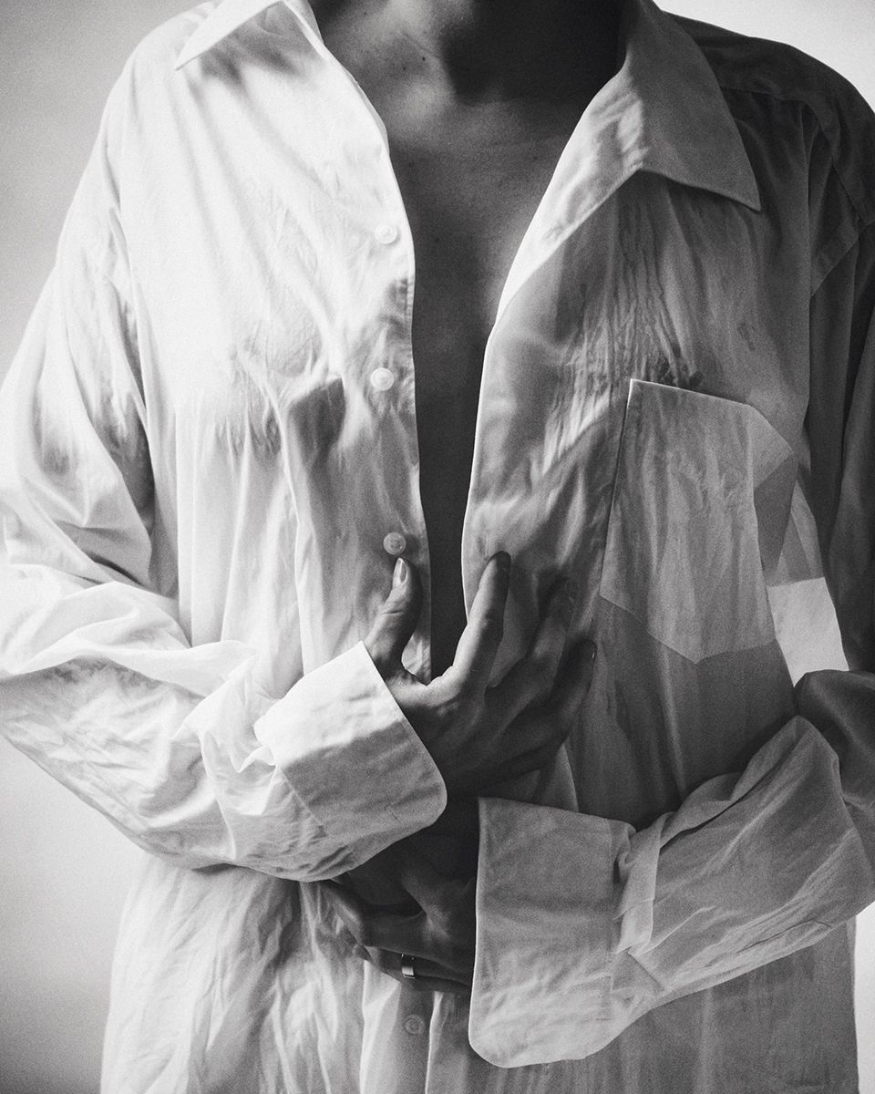 Zartes Boudoirfoto in schwarz weiß mit einem nassen weißen Herrenhemd