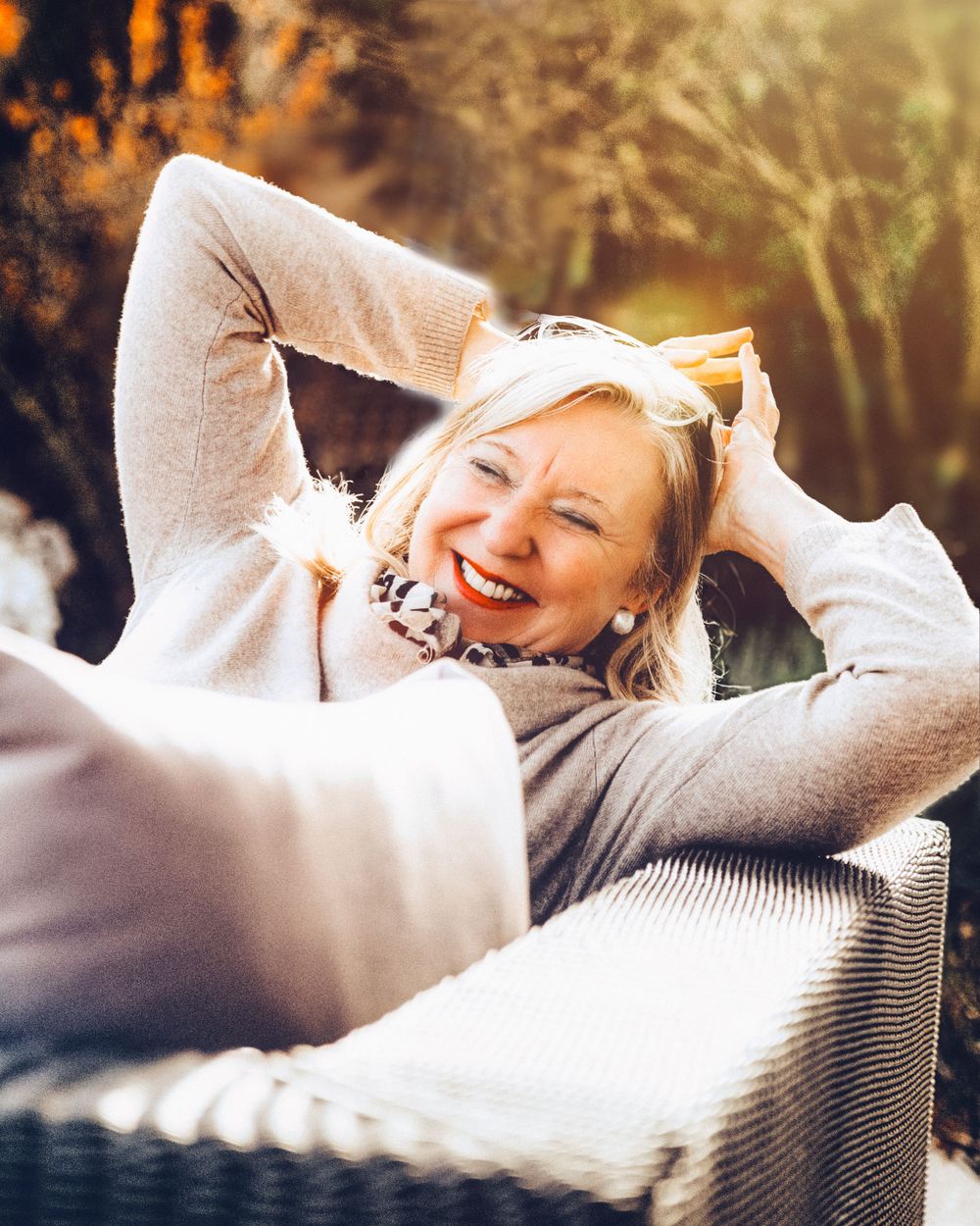 entspanntes Fotoshooting bei der Kundin zu Hause in Kassel Portrait einer lachenden Frau auf der Terrasse