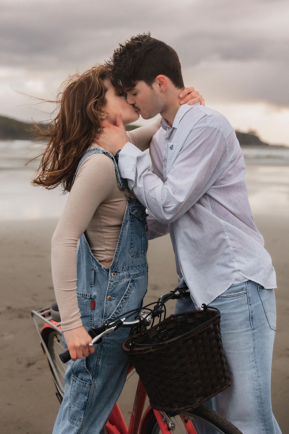 Alberta.Calgary.Edmonton Wedding Photographer
engagement session Tofino