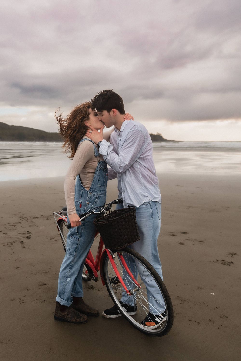 Alberta.Calgary.Edmonton Wedding Photographer
engagement session Tofino