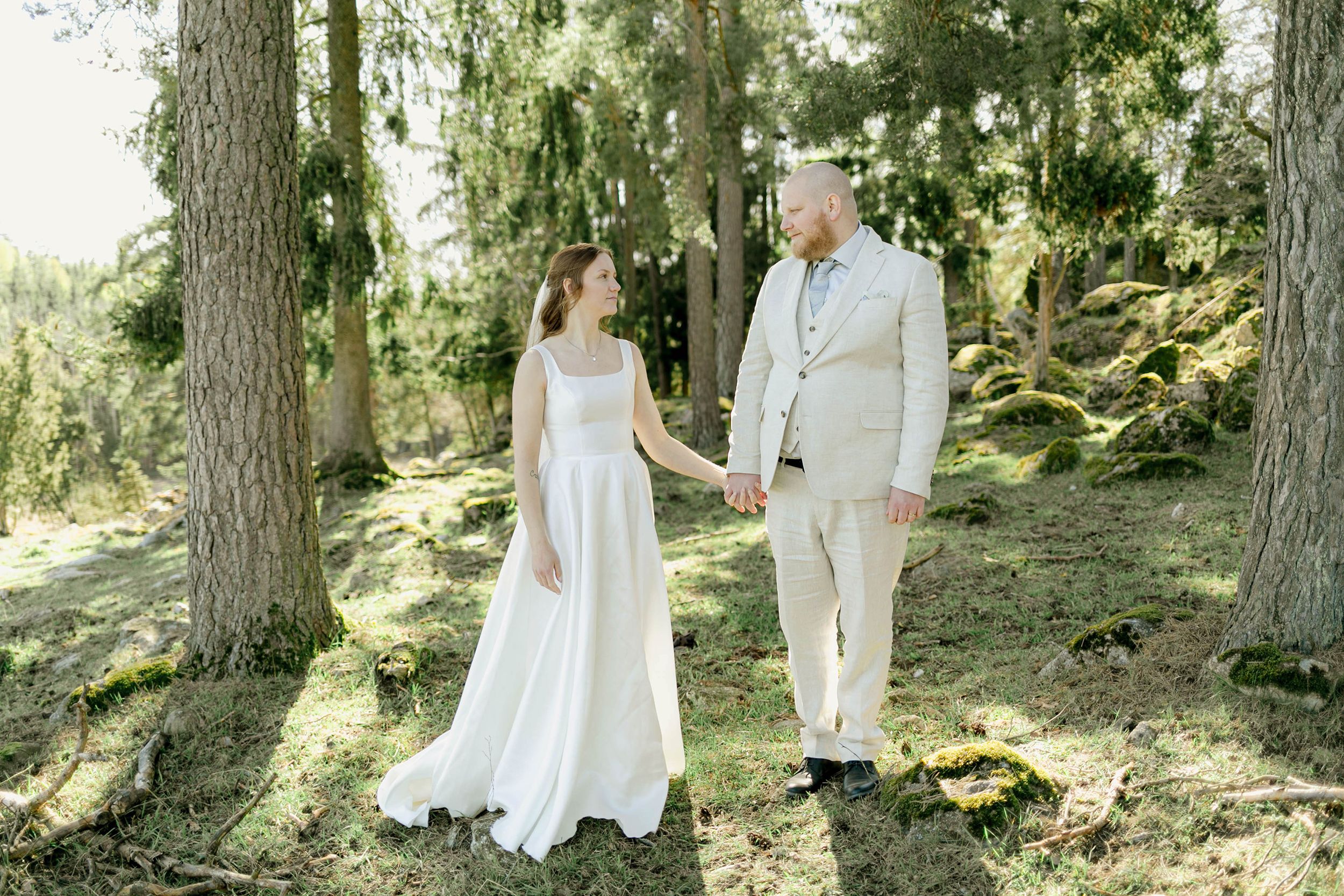 Johan och Alice bröllop i Mellösa kyrka och bröllopsfest i Vadsbro-Blacksta. Bröllopsfotograf Rebecca Nordin.