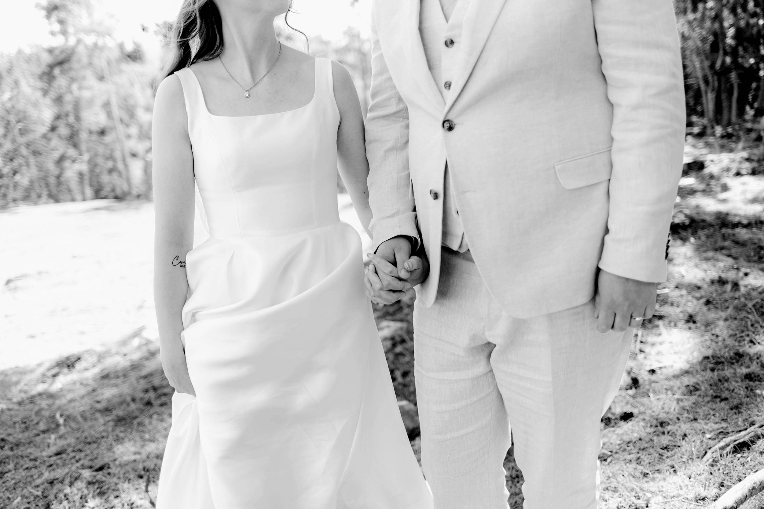Johan och Alice bröllop i Mellösa kyrka och bröllopsfest i Vadsbro-Blacksta. Bröllopsfotograf Rebecca Nordin.