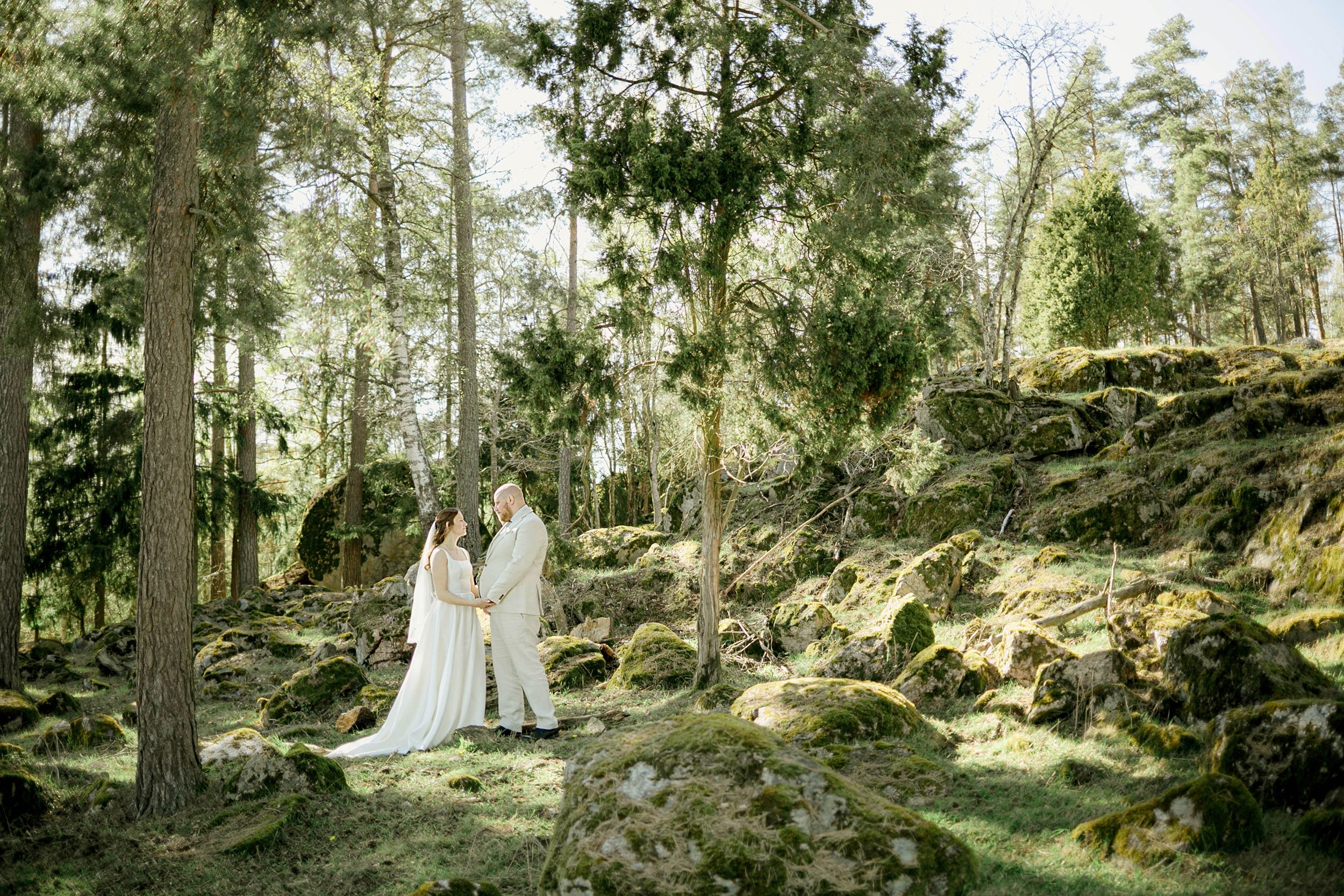 Johan och Alice bröllop i Mellösa kyrka och bröllopsfest i Vadsbro-Blacksta. Bröllopsfotograf Rebecca Nordin.