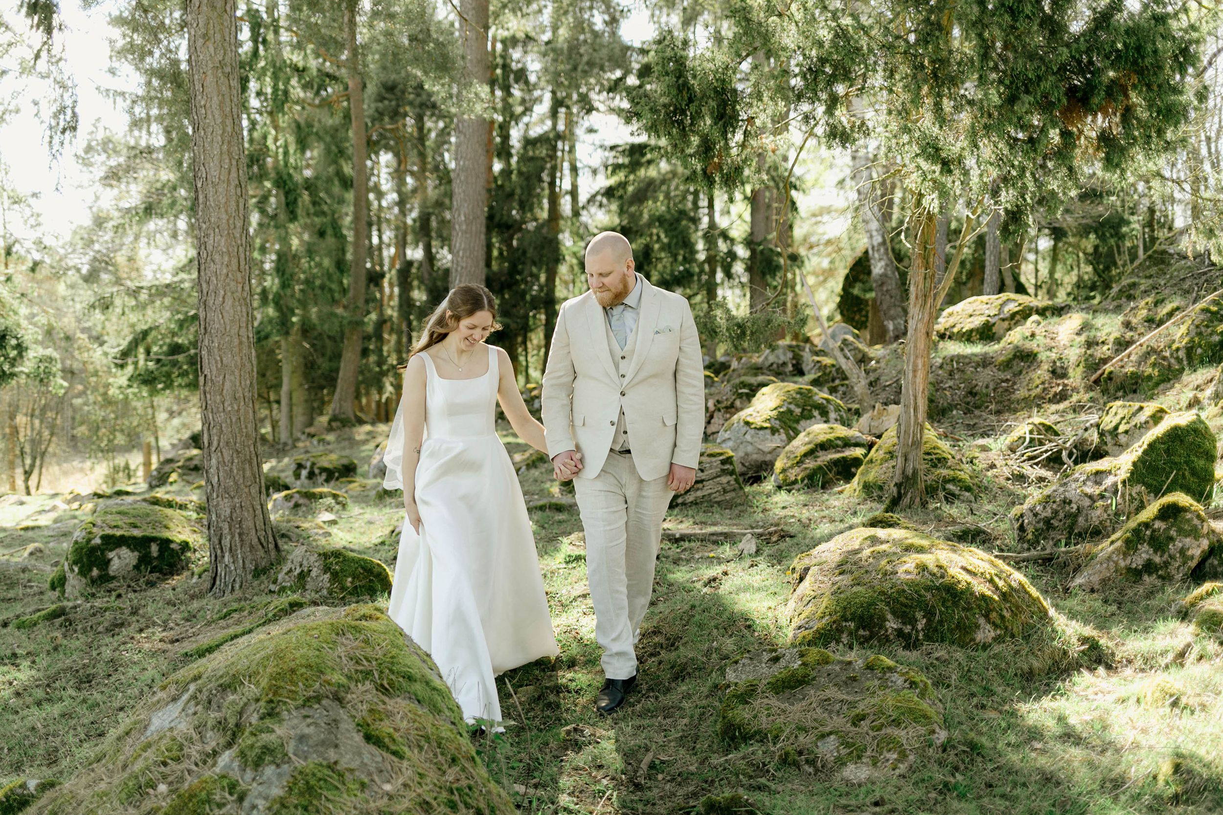Johan och Alice bröllop i Mellösa kyrka och bröllopsfest i Vadsbro-Blacksta. Bröllopsfotograf Rebecca Nordin.