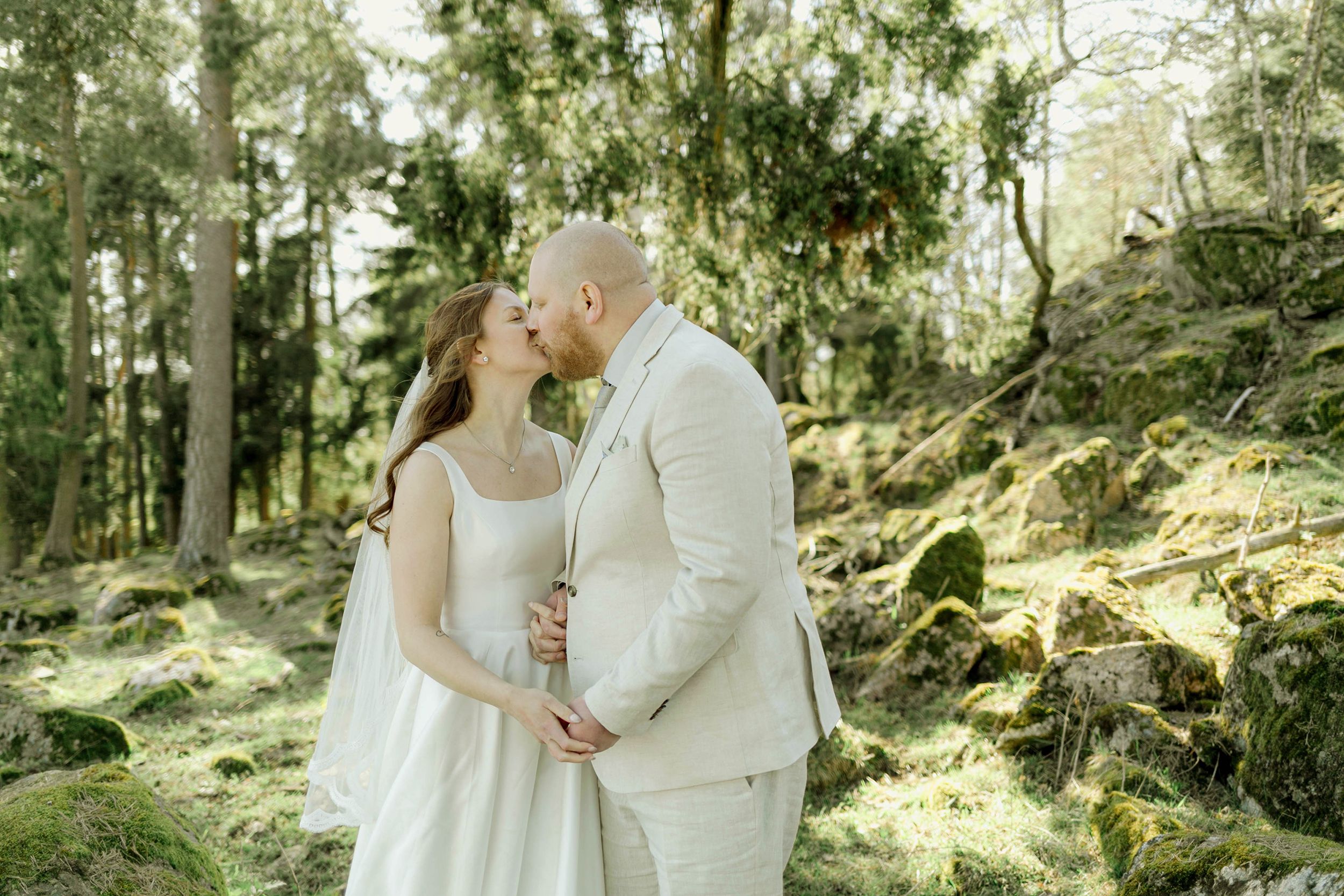 Johan och Alice bröllop i Mellösa kyrka och bröllopsfest i Vadsbro-Blacksta. Bröllopsfotograf Rebecca Nordin.