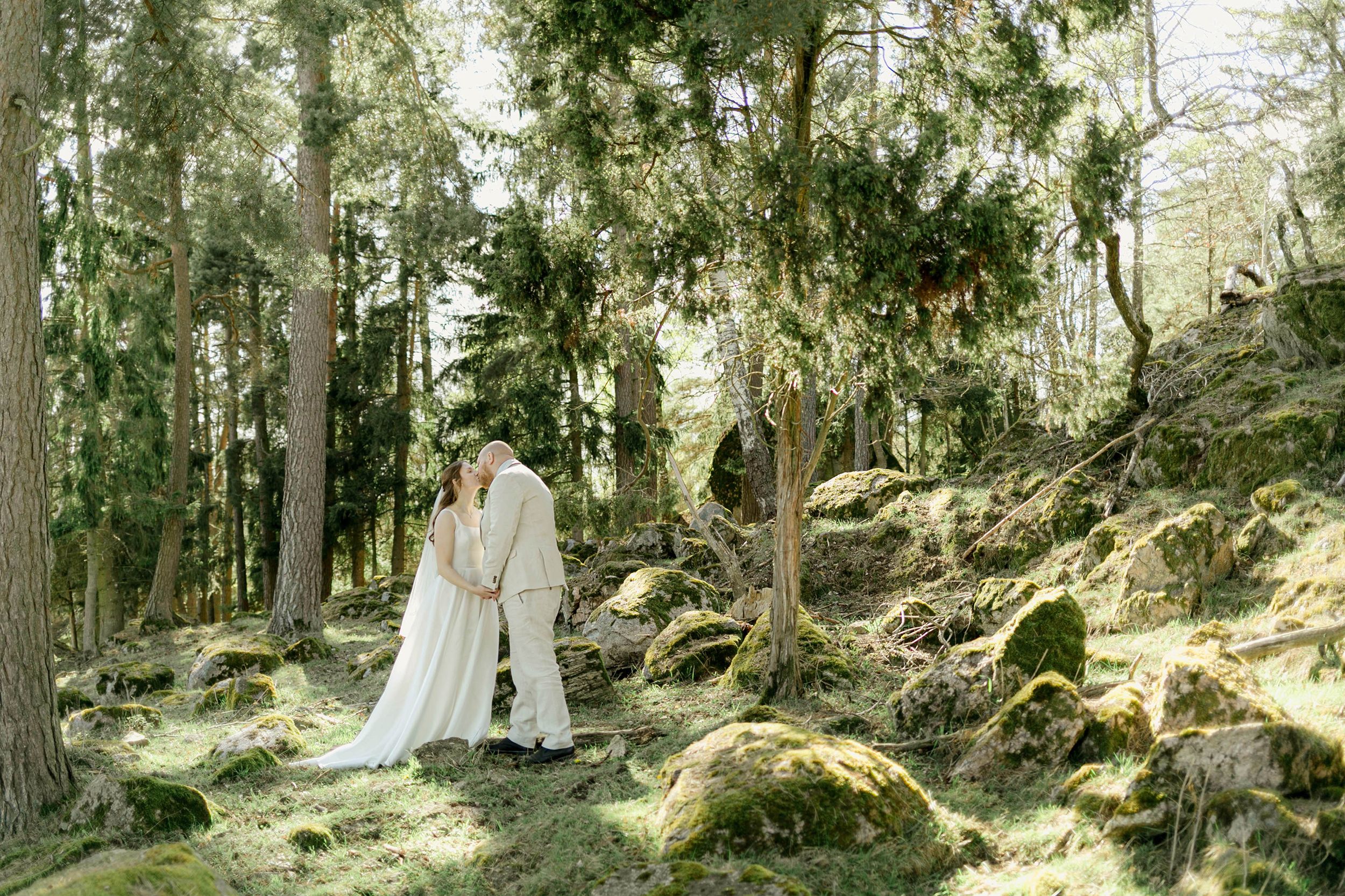 Johan och Alice bröllop i Mellösa kyrka och bröllopsfest i Vadsbro-Blacksta. Bröllopsfotograf Rebecca Nordin. Bröllopsporträtt i kohage.
