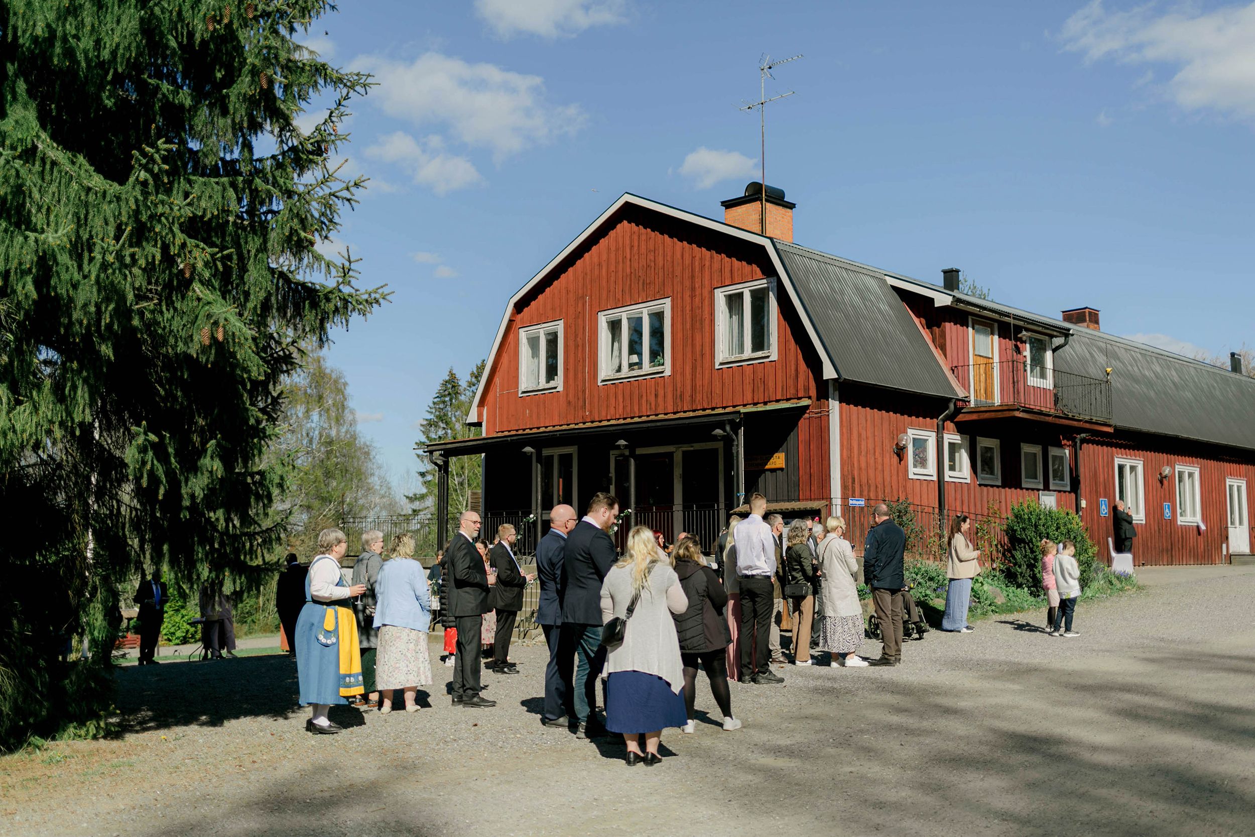 Johan och Alice bröllop i Mellösa kyrka och bröllopsfest i Vadsbro-Blacksta. Bröllopsfotograf Rebecca Nordin.