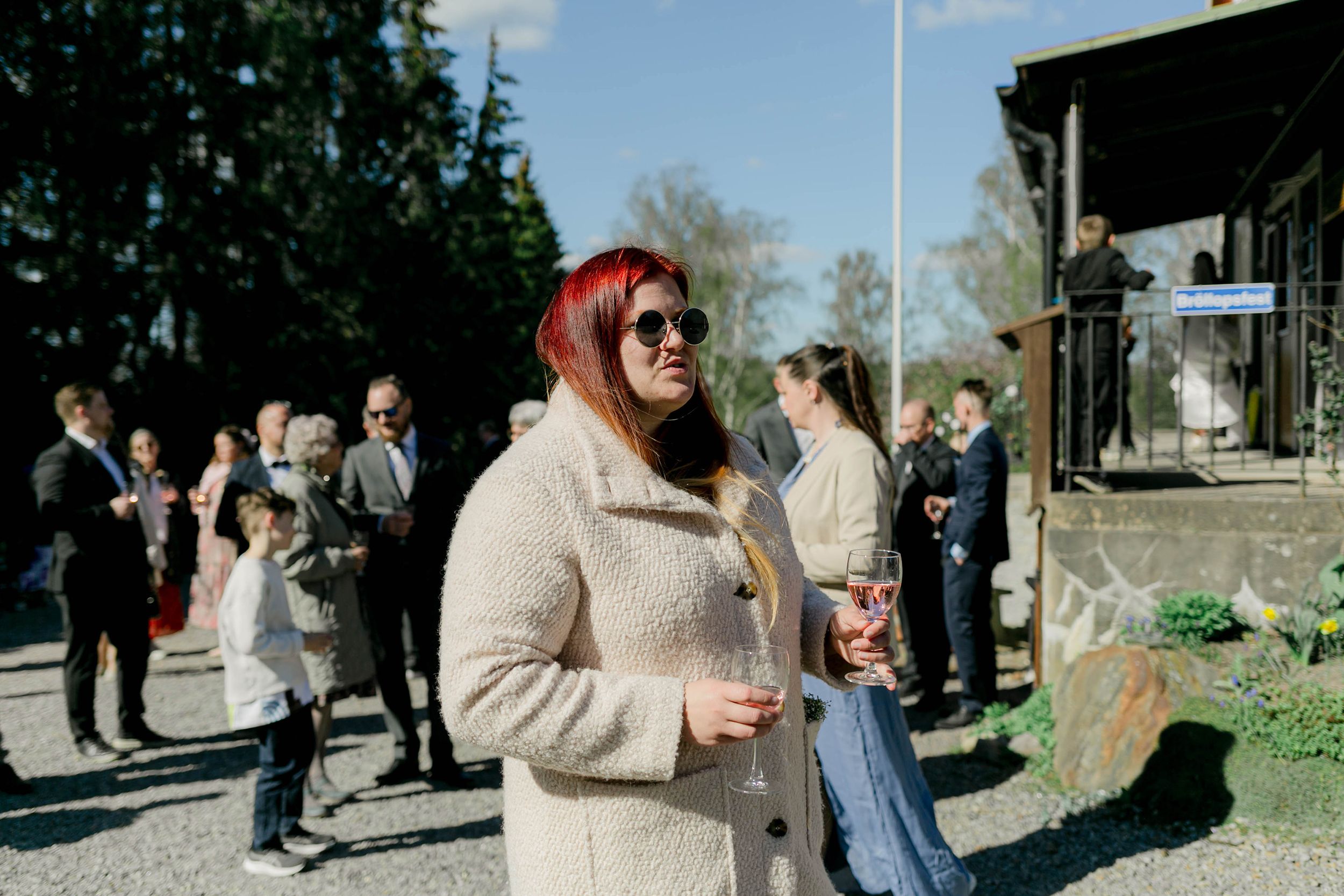 Johan och Alice bröllop i Mellösa kyrka och bröllopsfest i Vadsbro-Blacksta. Bröllopsfotograf Rebecca Nordin.