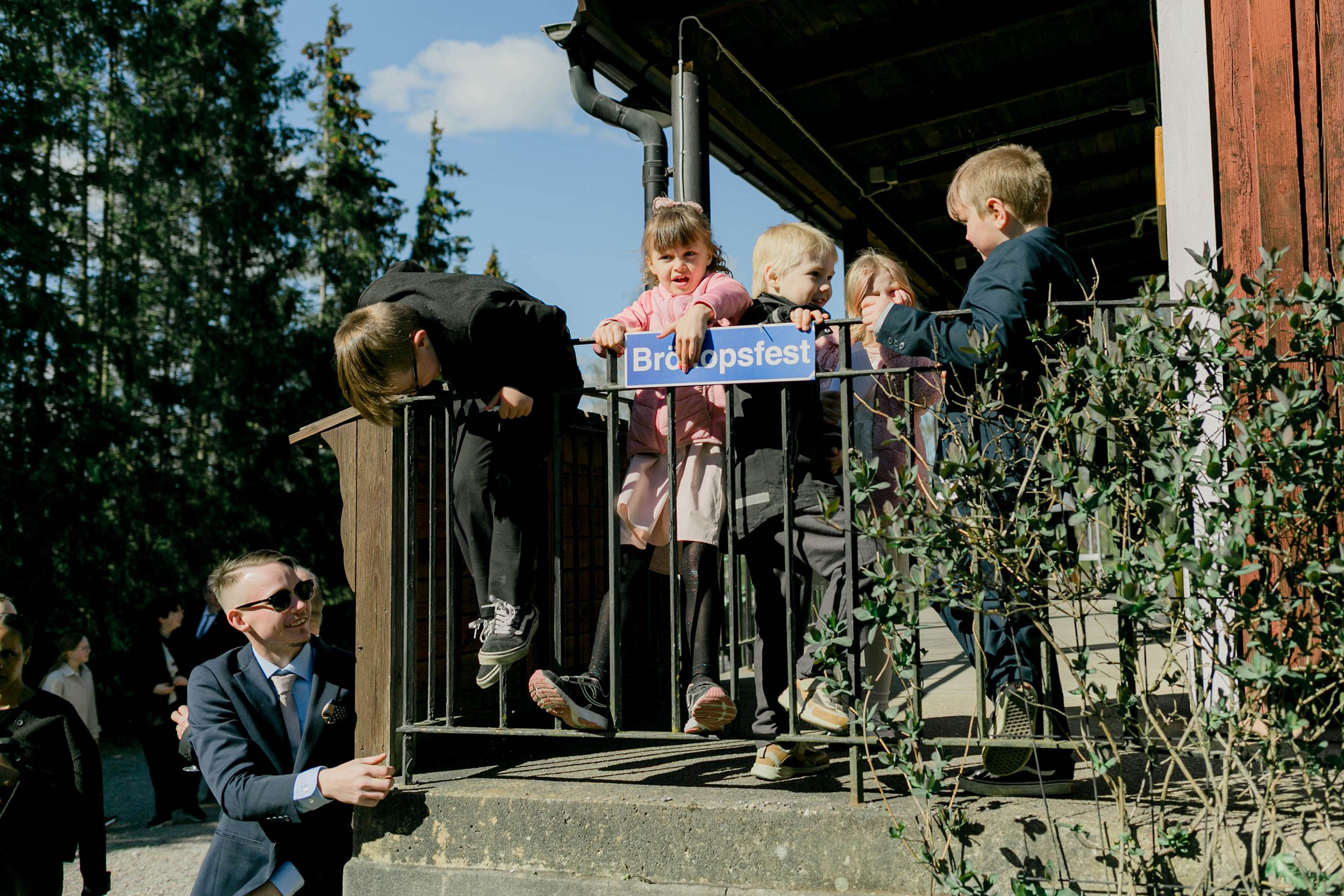 Johan och Alice bröllop i Mellösa kyrka och bröllopsfest i Vadsbro-Blacksta. Bröllopsfotograf Rebecca Nordin.
