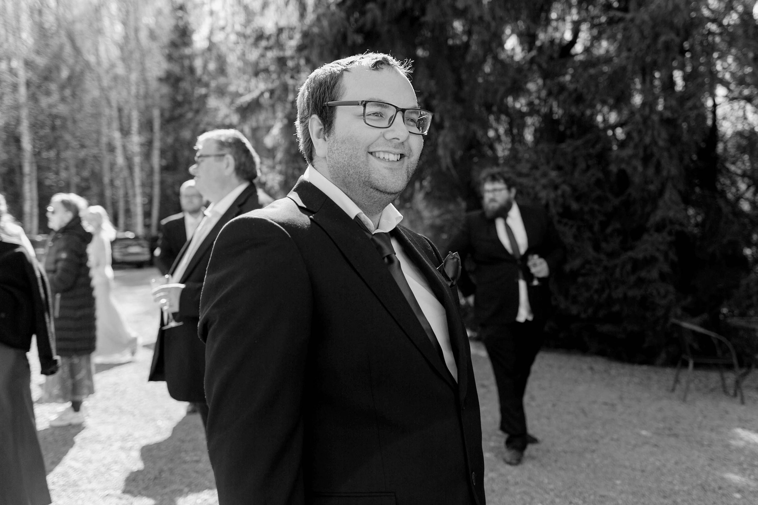 Johan och Alice bröllop i Mellösa kyrka och bröllopsfest i Vadsbro-Blacksta. Bröllopsfotograf Rebecca Nordin.