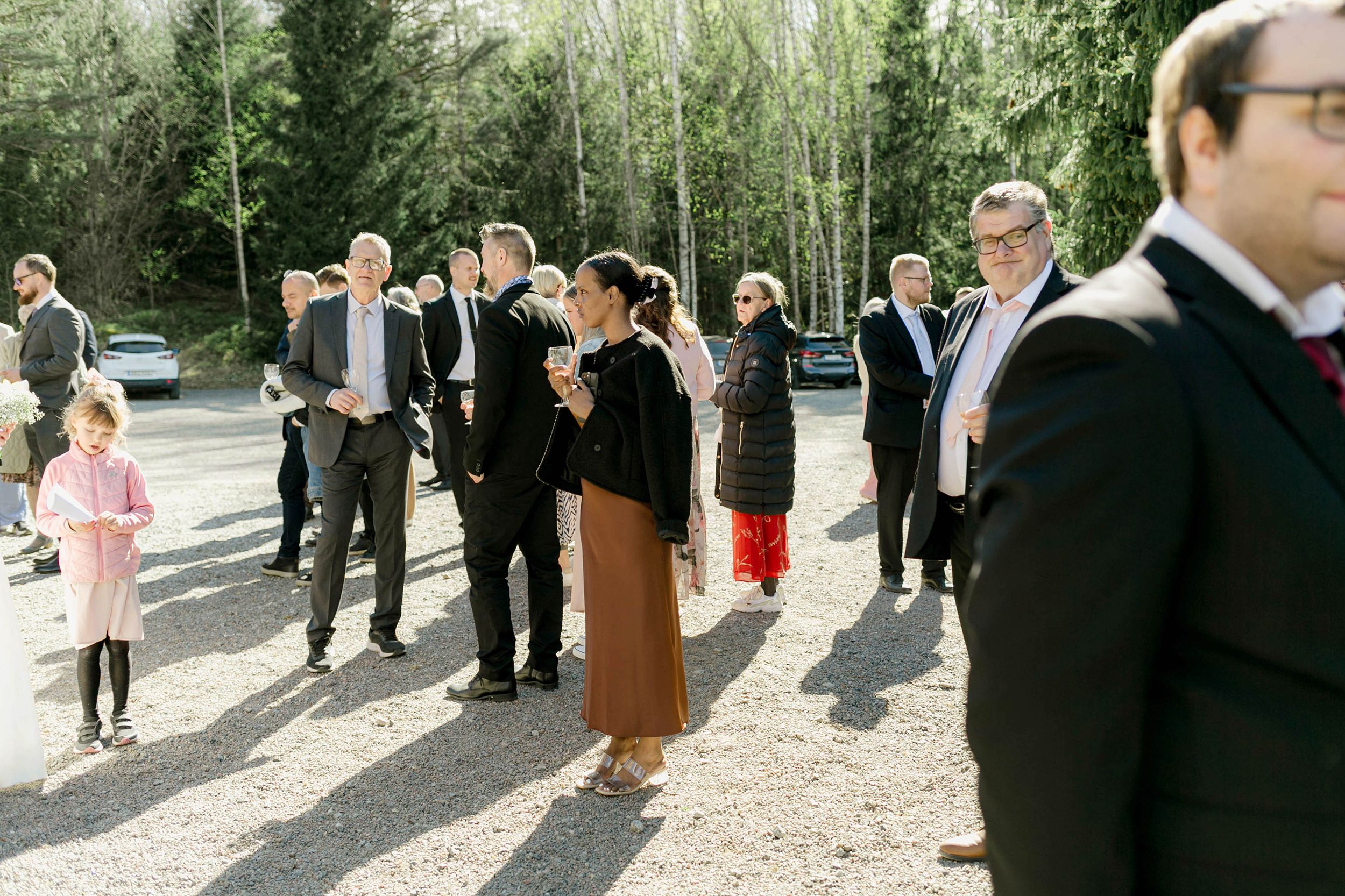 Johan och Alice bröllop i Mellösa kyrka och bröllopsfest i Vadsbro-Blacksta. Bröllopsfotograf Rebecca Nordin.