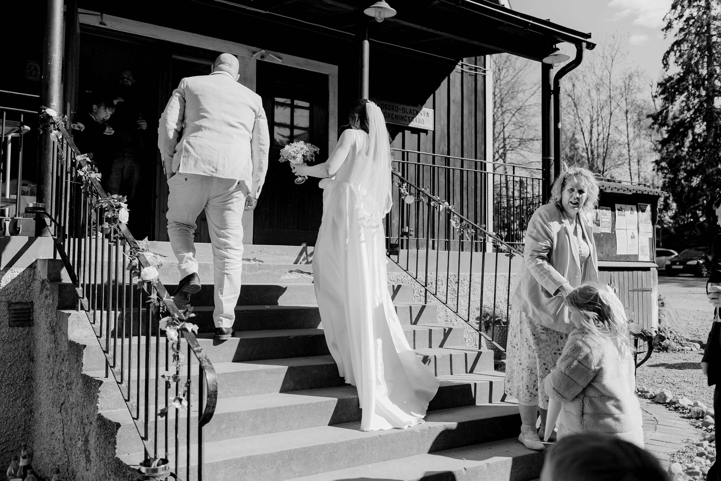 Johan och Alice bröllop i Mellösa kyrka och bröllopsfest i Vadsbro-Blacksta. Bröllopsfotograf Rebecca Nordin.