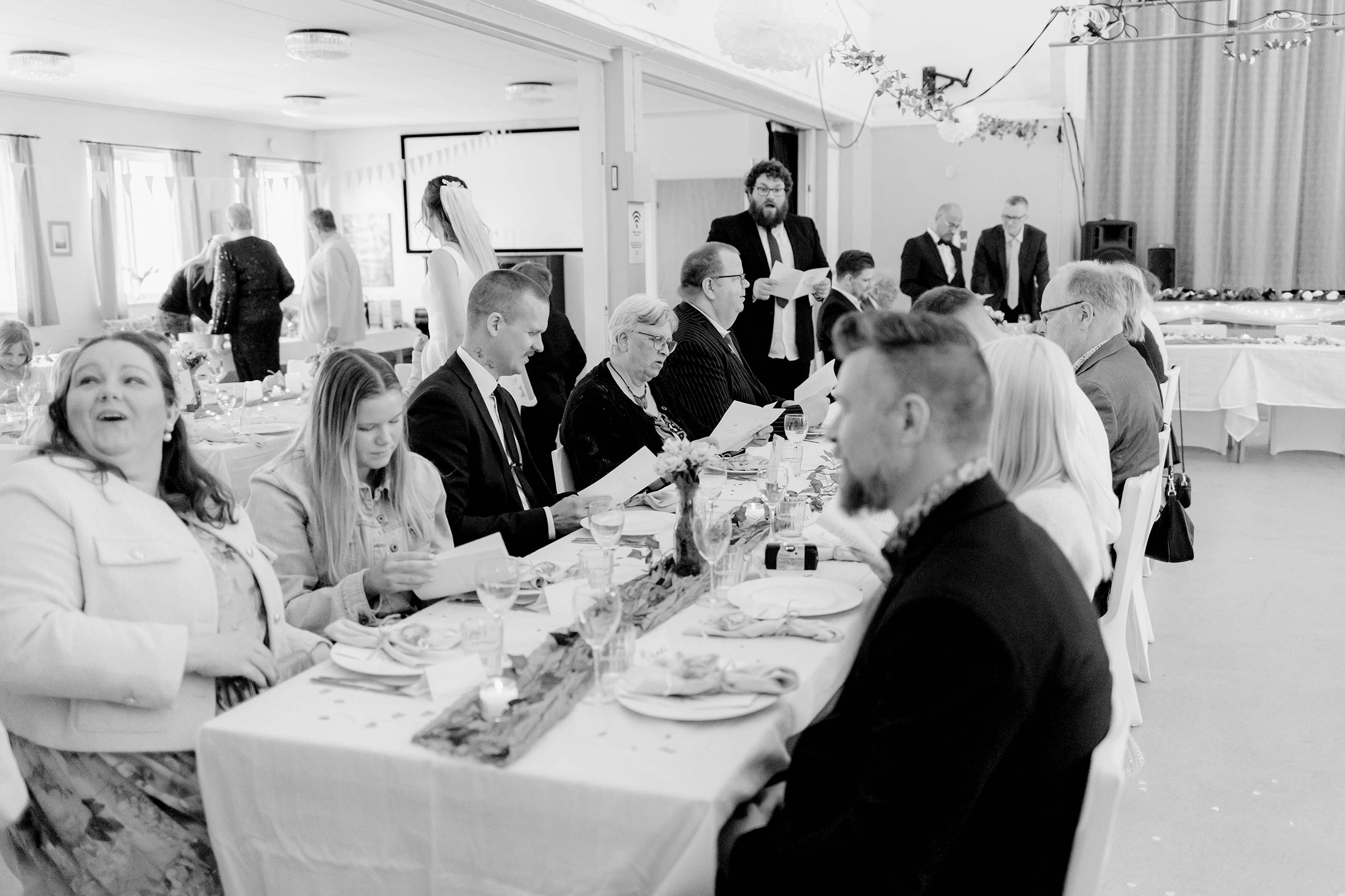 Johan och Alice bröllop i Mellösa kyrka och bröllopsfest i Vadsbro-Blacksta. Bröllopsfotograf Rebecca Nordin.