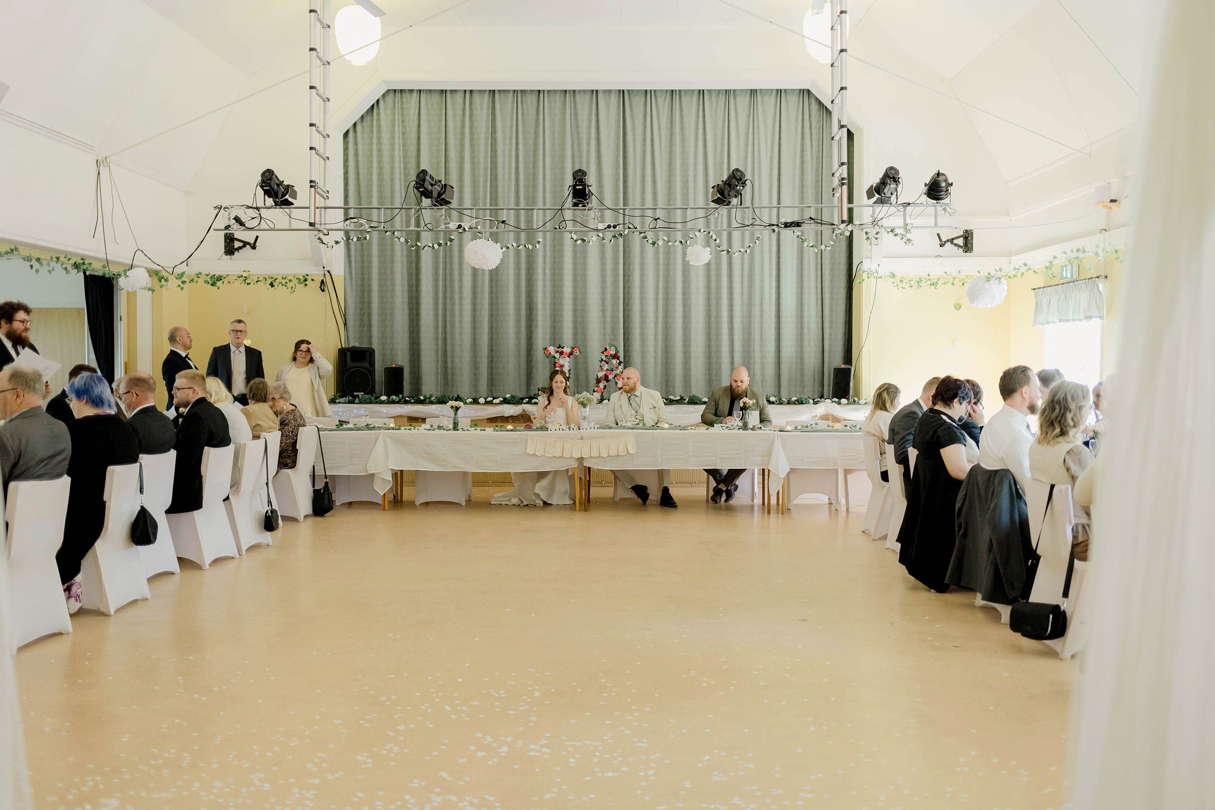 Johan och Alice bröllop i Mellösa kyrka och bröllopsfest i Vadsbro-Blacksta. Bröllopsfotograf Rebecca Nordin.