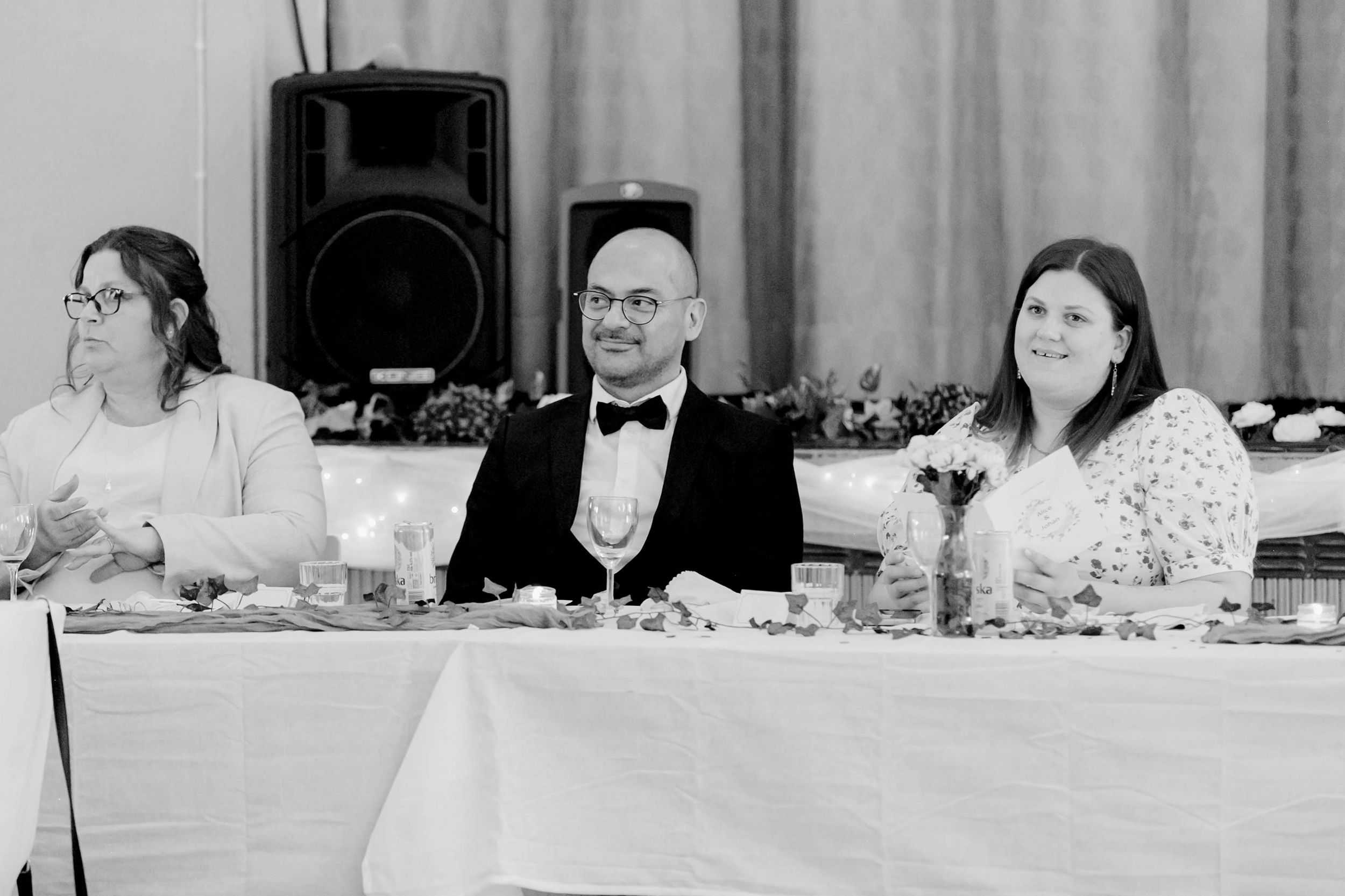 Johan och Alice bröllop i Mellösa kyrka och bröllopsfest i Vadsbro-Blacksta. Bröllopsfotograf Rebecca Nordin.