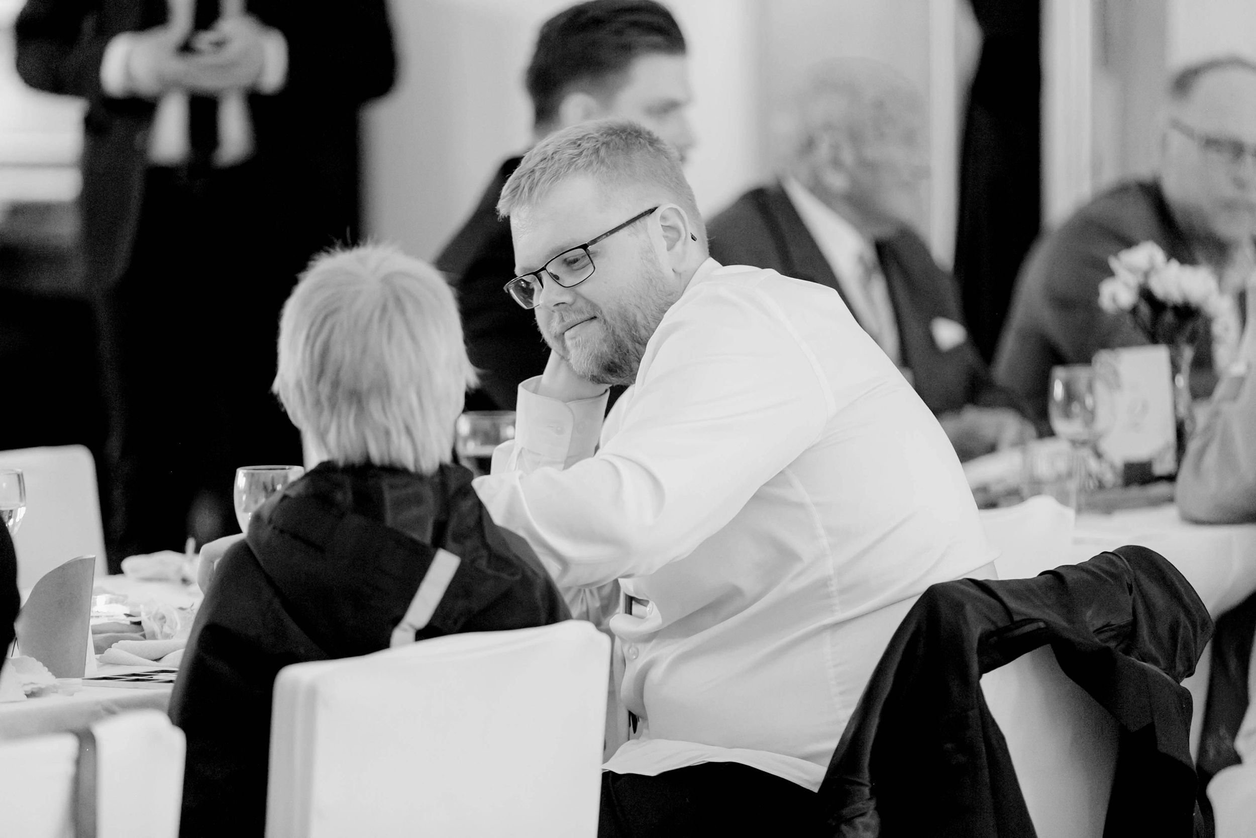 Johan och Alice bröllop i Mellösa kyrka och bröllopsfest i Vadsbro-Blacksta. Bröllopsfotograf Rebecca Nordin.
