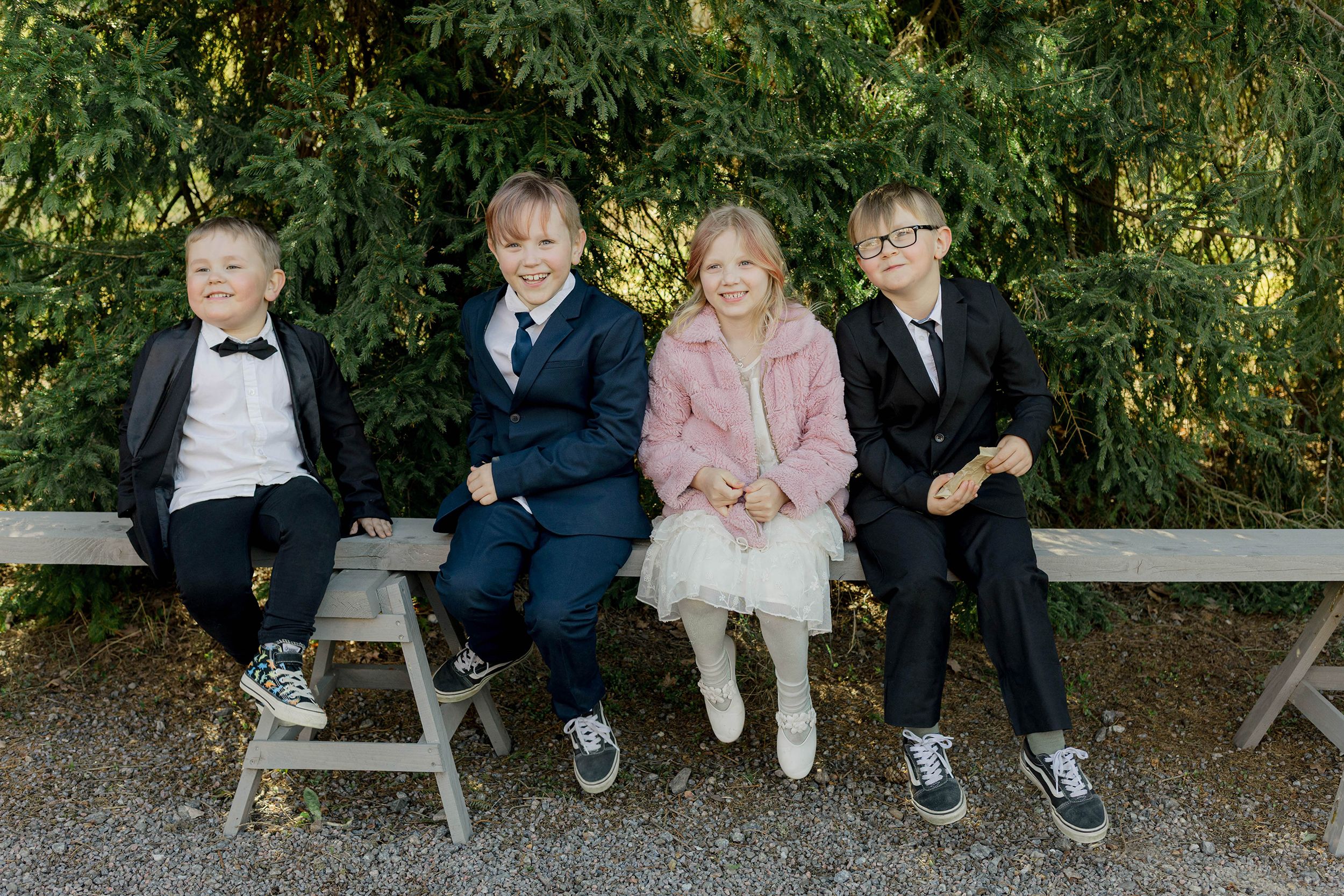 Johan och Alice bröllop i Mellösa kyrka och bröllopsfest i Vadsbro-Blacksta. Bröllopsfotograf Rebecca Nordin. Barnbild.