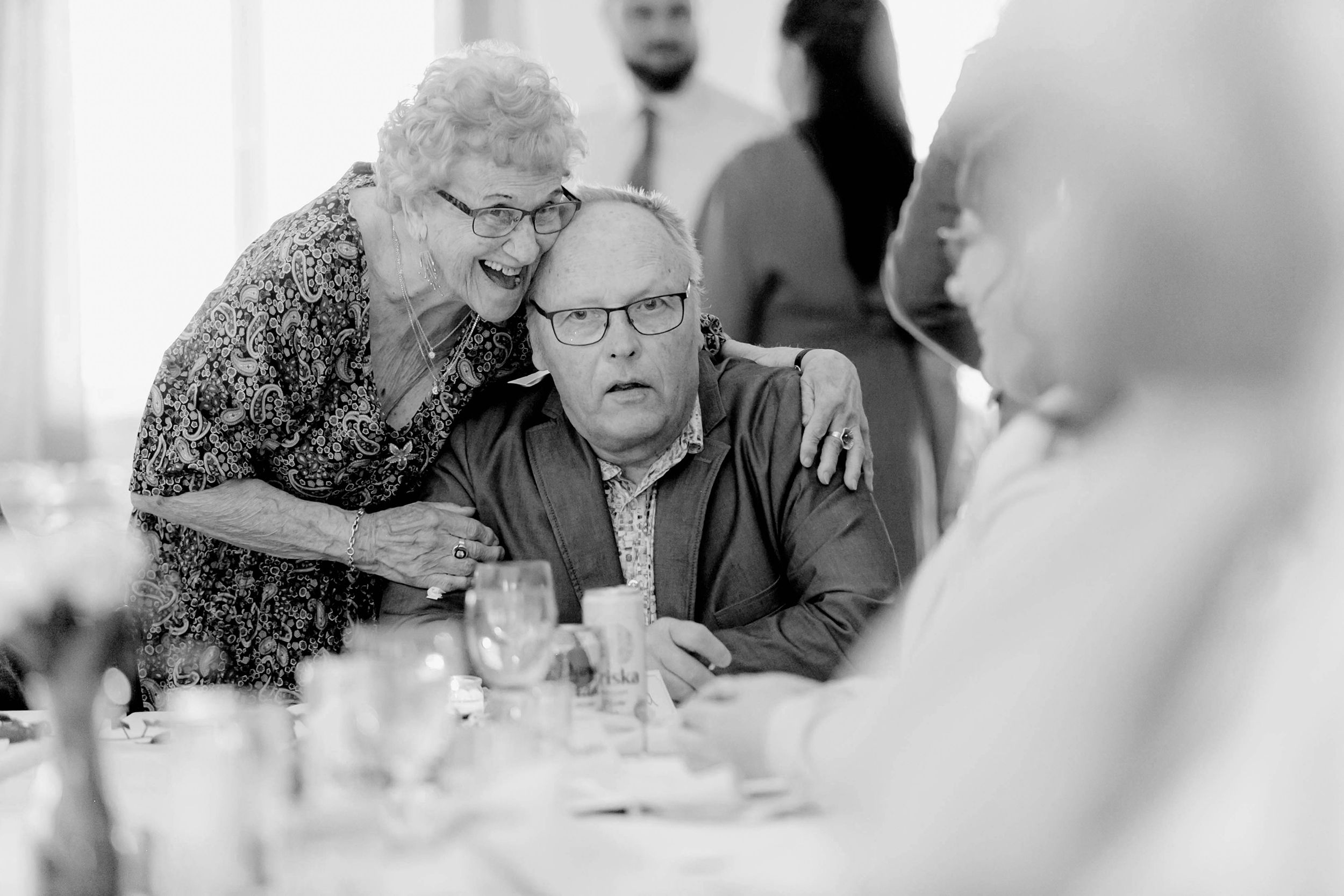 Johan och Alice bröllop i Mellösa kyrka och bröllopsfest i Vadsbro-Blacksta. Bröllopsfotograf Rebecca Nordin.