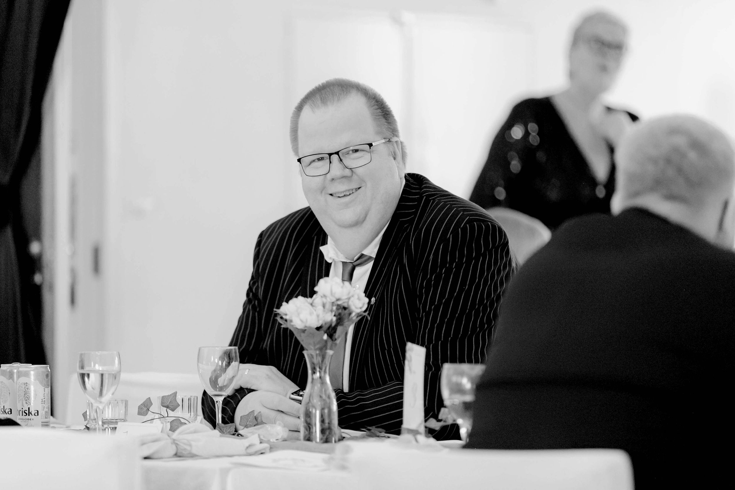 Johan och Alice bröllop i Mellösa kyrka och bröllopsfest i Vadsbro-Blacksta. Bröllopsfotograf Rebecca Nordin.