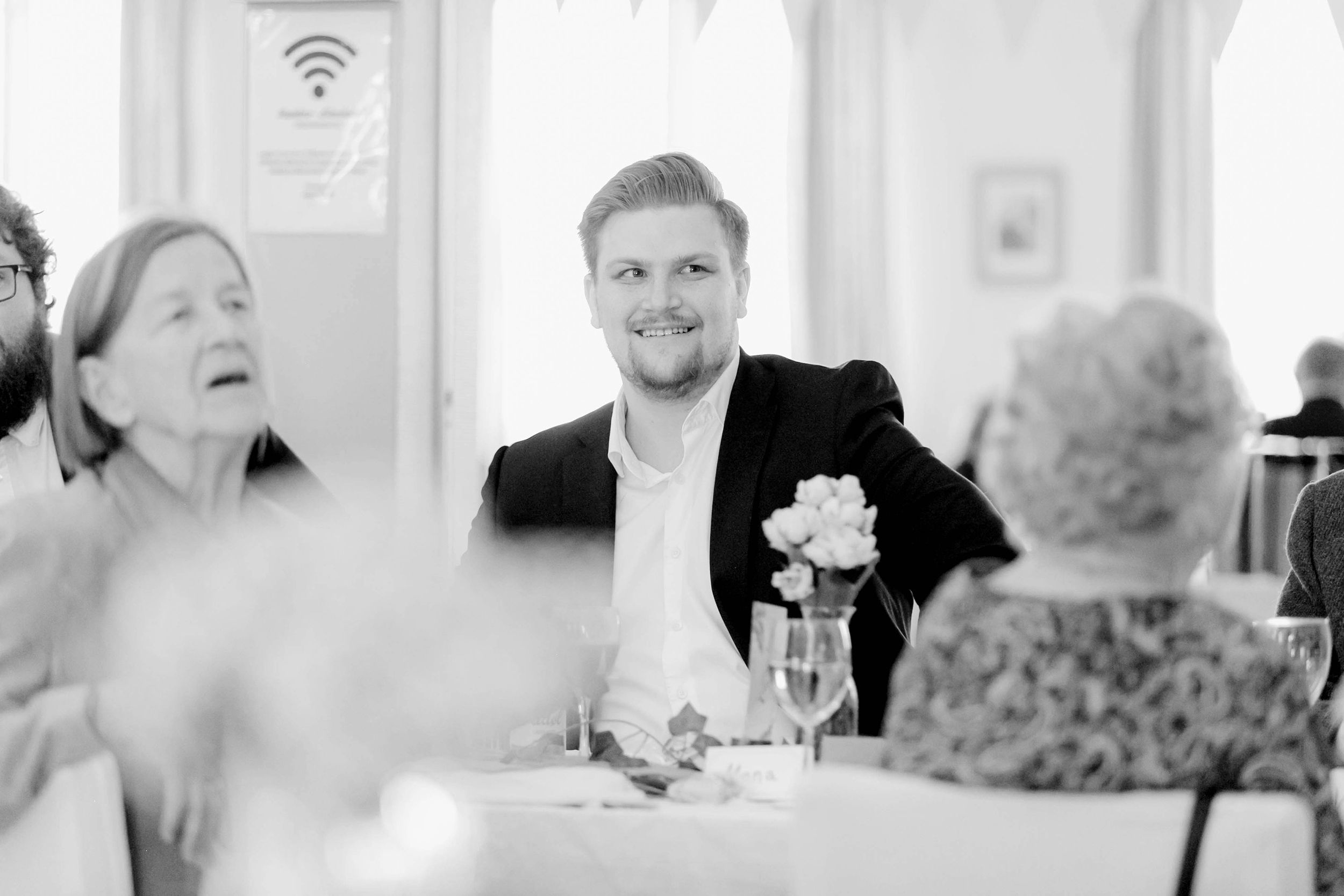 Johan och Alice bröllop i Mellösa kyrka och bröllopsfest i Vadsbro-Blacksta. Bröllopsfotograf Rebecca Nordin.