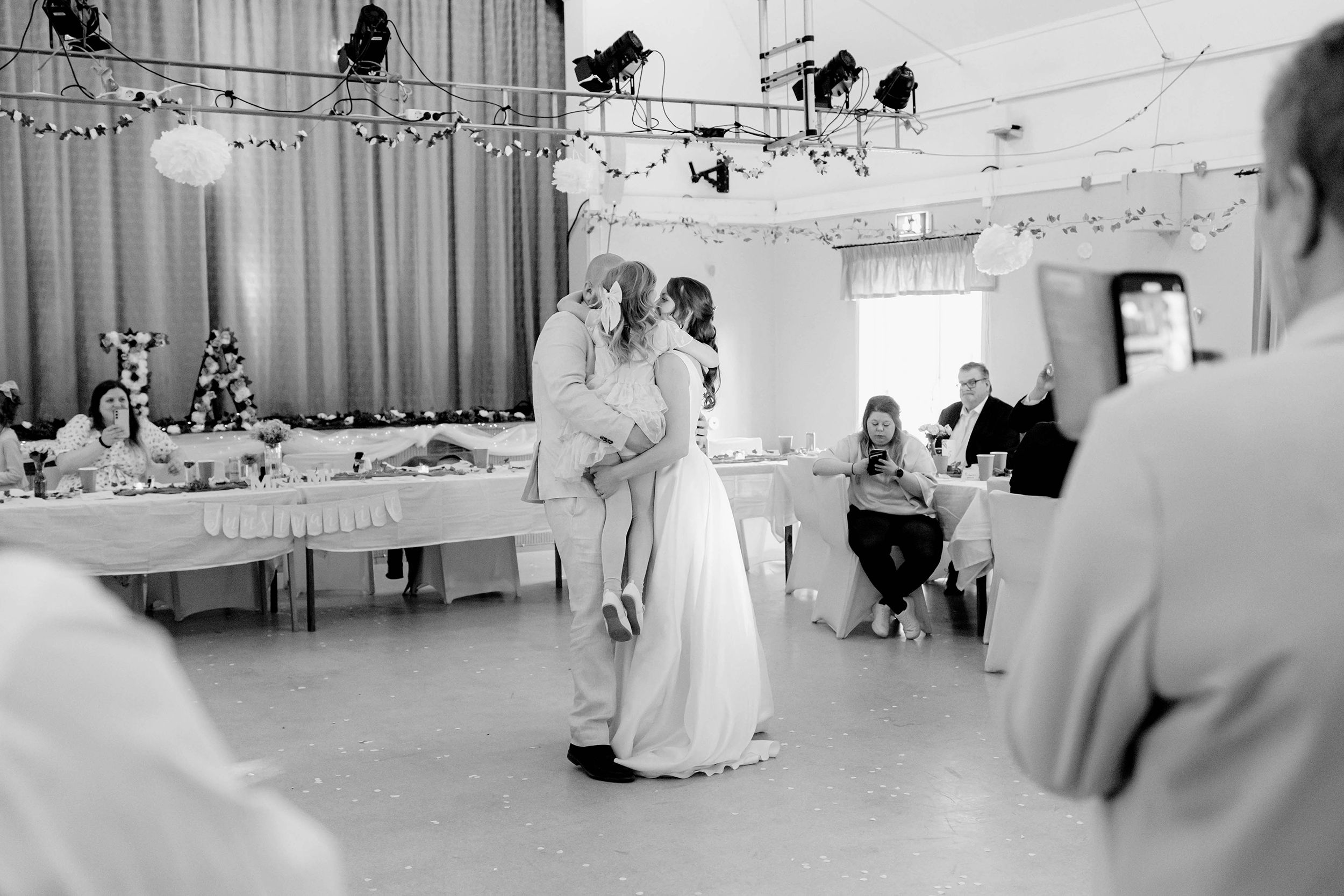 Johan och Alice bröllop i Mellösa kyrka och bröllopsfest i Vadsbro-Blacksta. Bröllopsfotograf Rebecca Nordin.