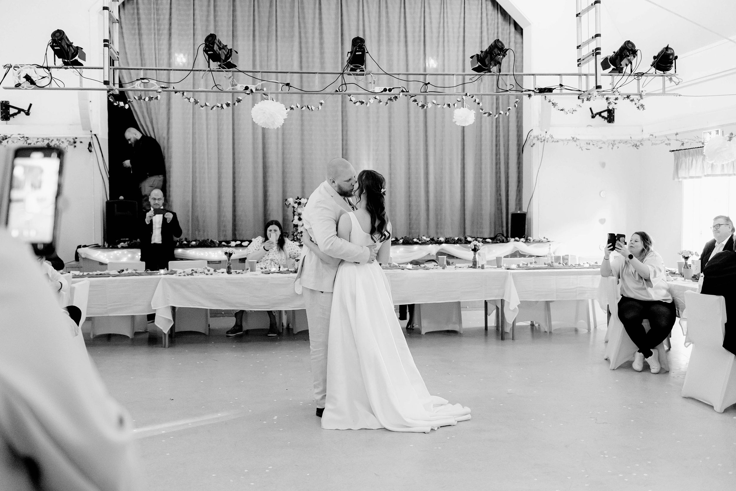 Johan och Alice bröllop i Mellösa kyrka och bröllopsfest i Vadsbro-Blacksta. Bröllopsfotograf Rebecca Nordin. Brudvals.