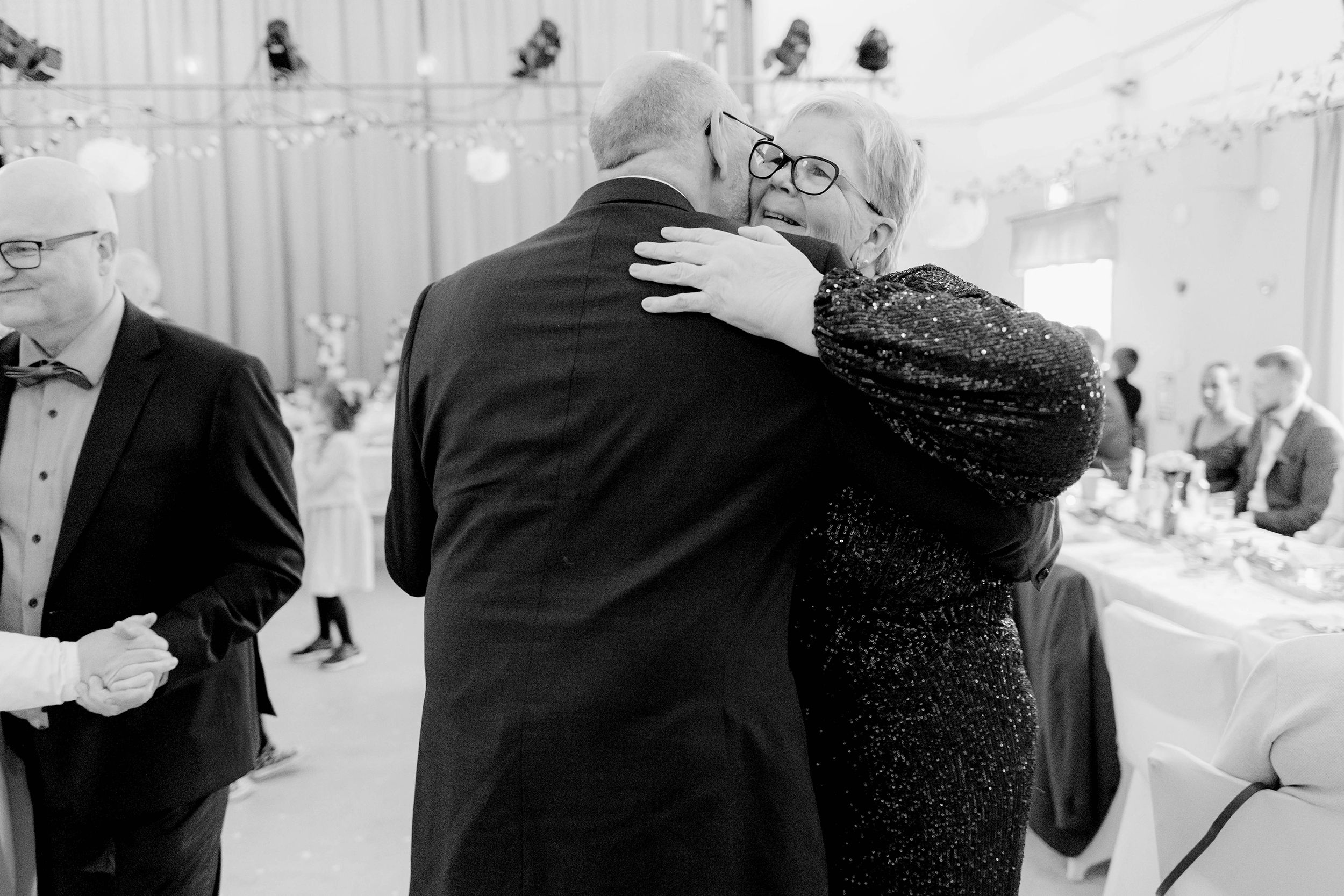 Johan och Alice bröllop i Mellösa kyrka och bröllopsfest i Vadsbro-Blacksta. Bröllopsfotograf Rebecca Nordin.