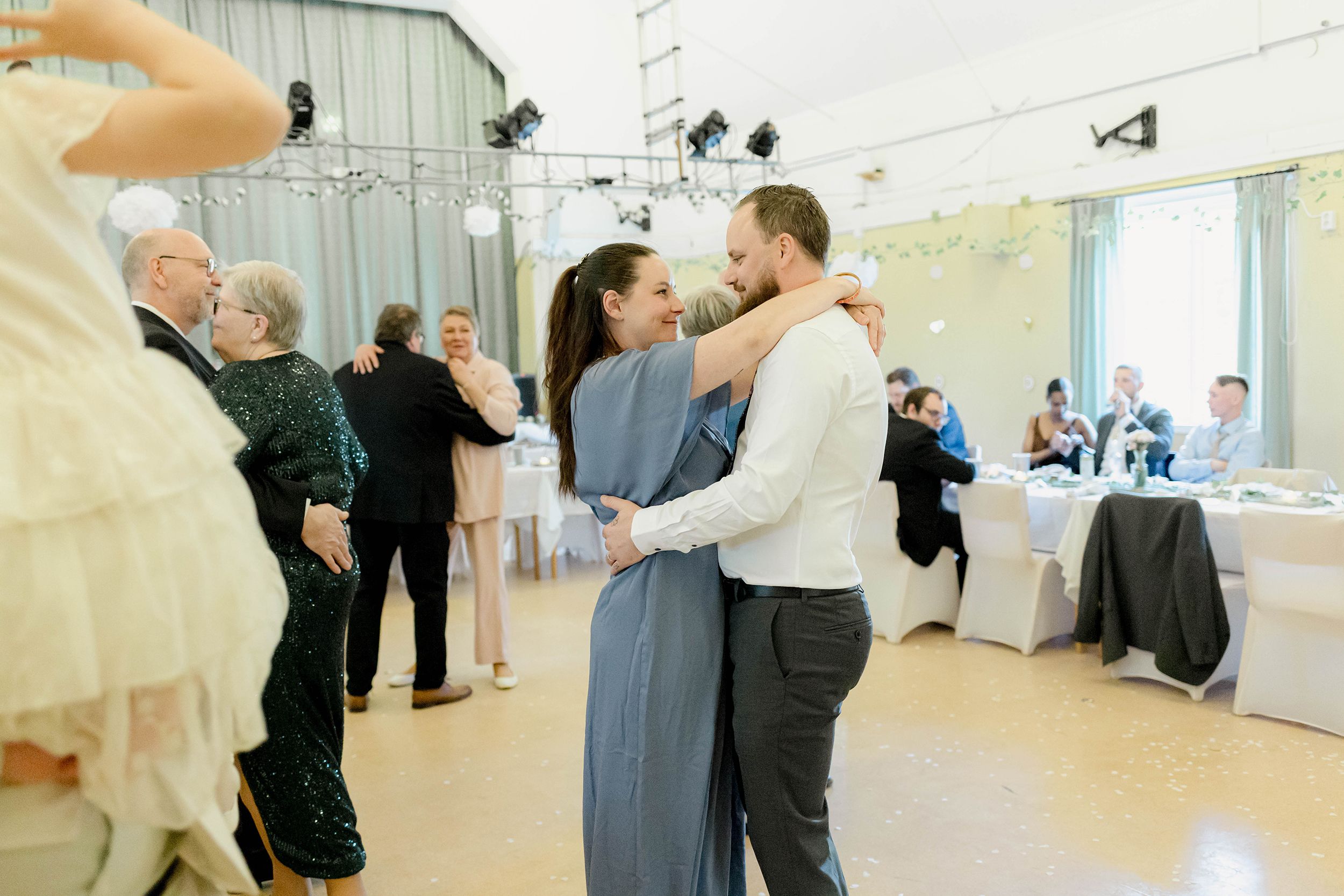 Johan och Alice bröllop i Mellösa kyrka och bröllopsfest i Vadsbro-Blacksta. Bröllopsfotograf Rebecca Nordin.